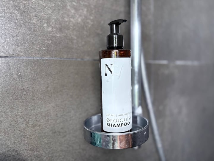 Naturligolie Shampoo på hylde i brusekabine