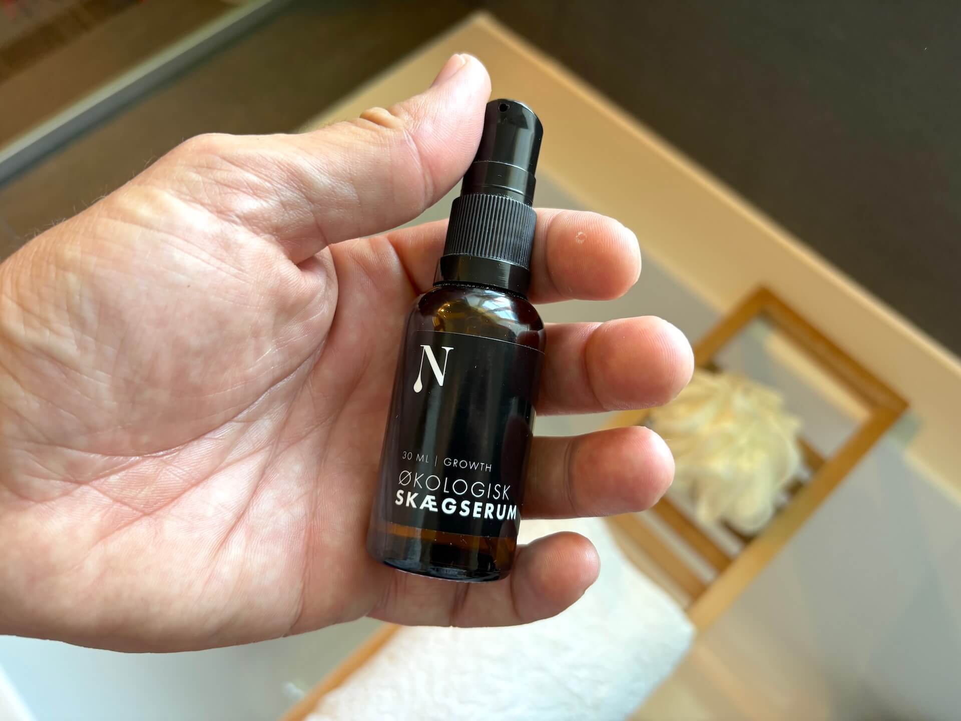 Naturligolie Skægserum i hånd på badeværelse