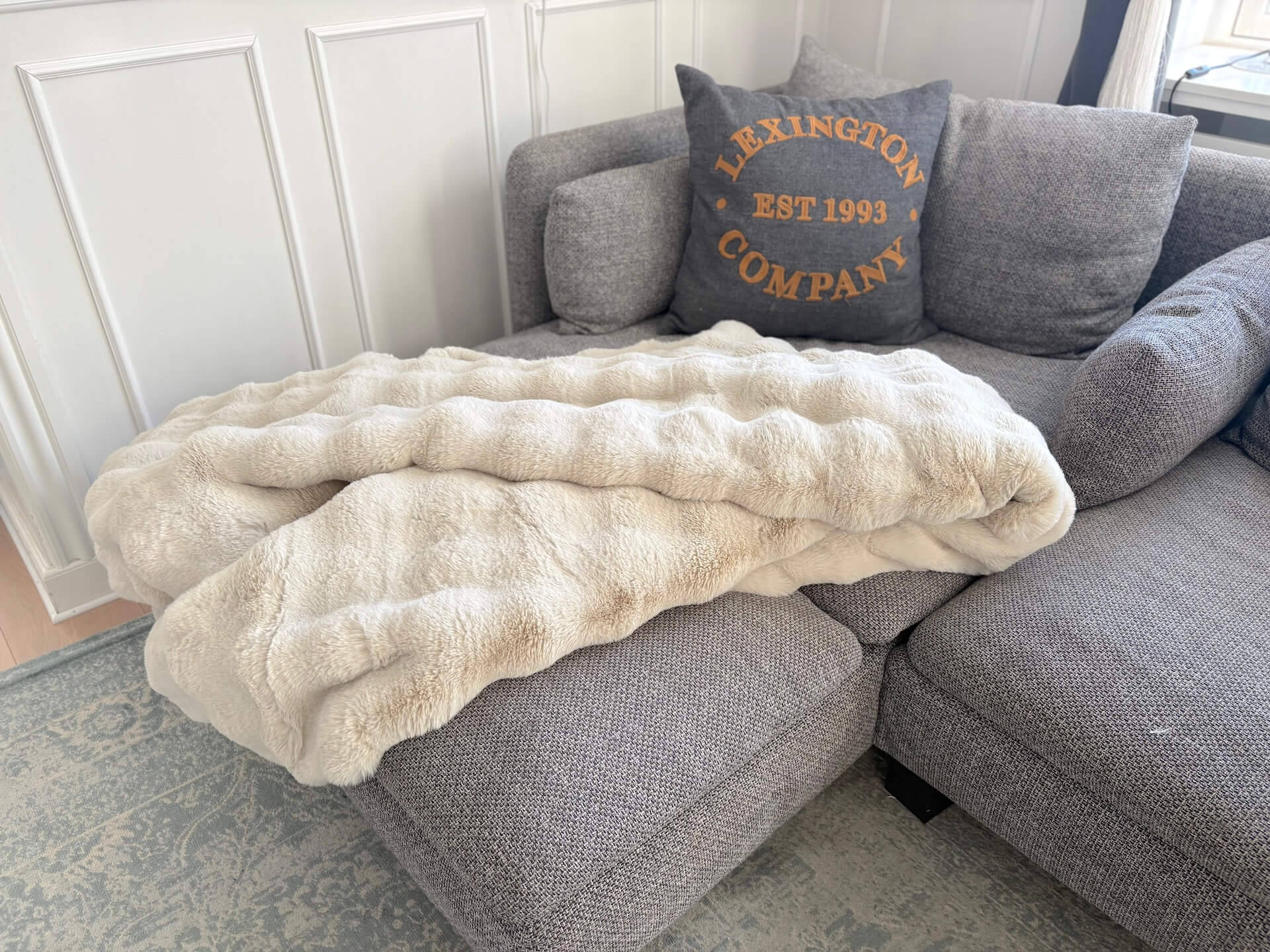 Nordic Happiness Double Hug på sofa