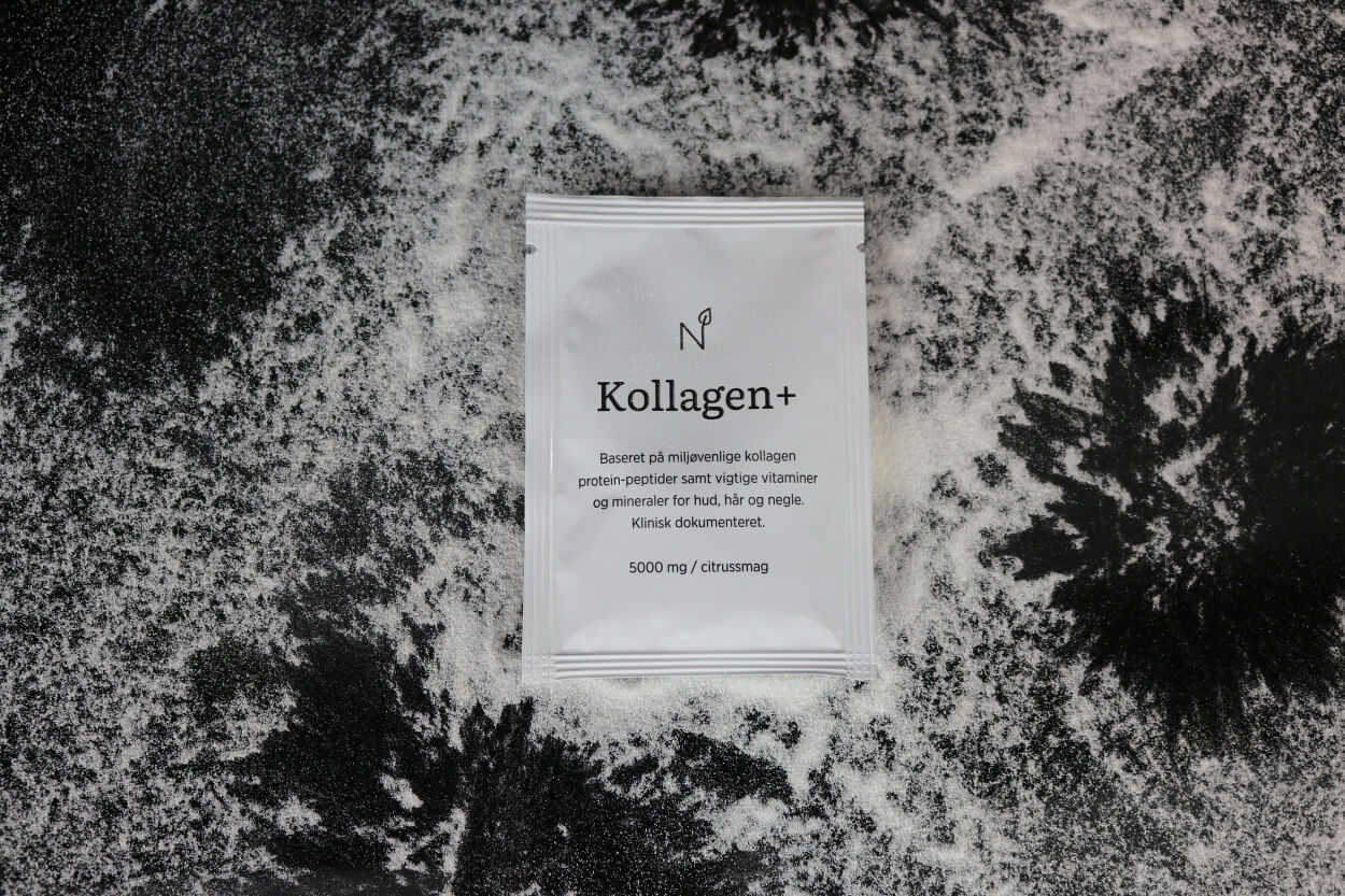 Nutrinic Kollagen Plus på bord med kollagenpulver