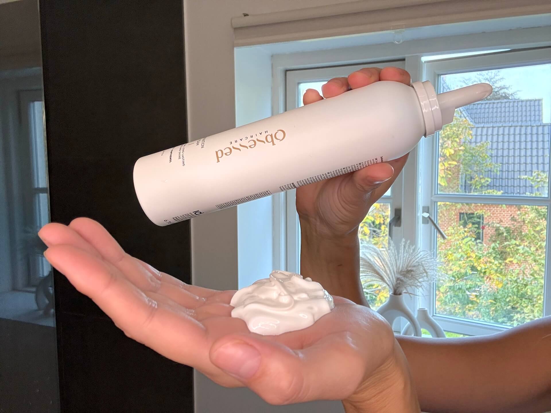 Obsessed Haircare Definition Foam i hånd med sparyflaske bagved
