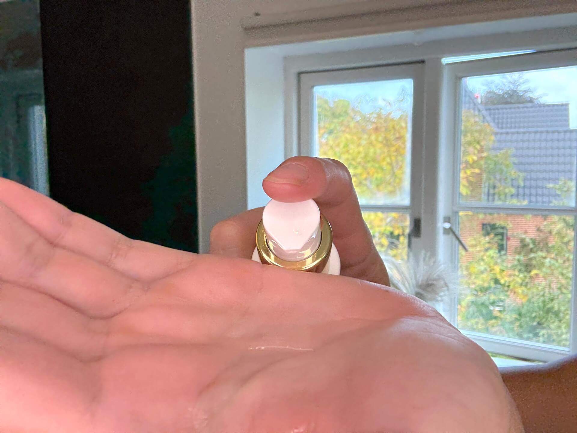Obsessed Haircare Wonder Treatment Oil der pumpes ud i håndflade