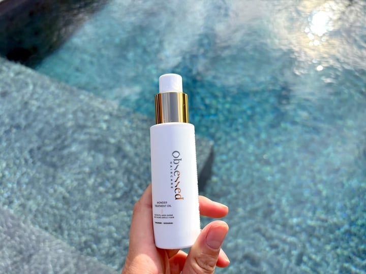 Obsessed Haircare Wonder Treatment Oil i hånd
