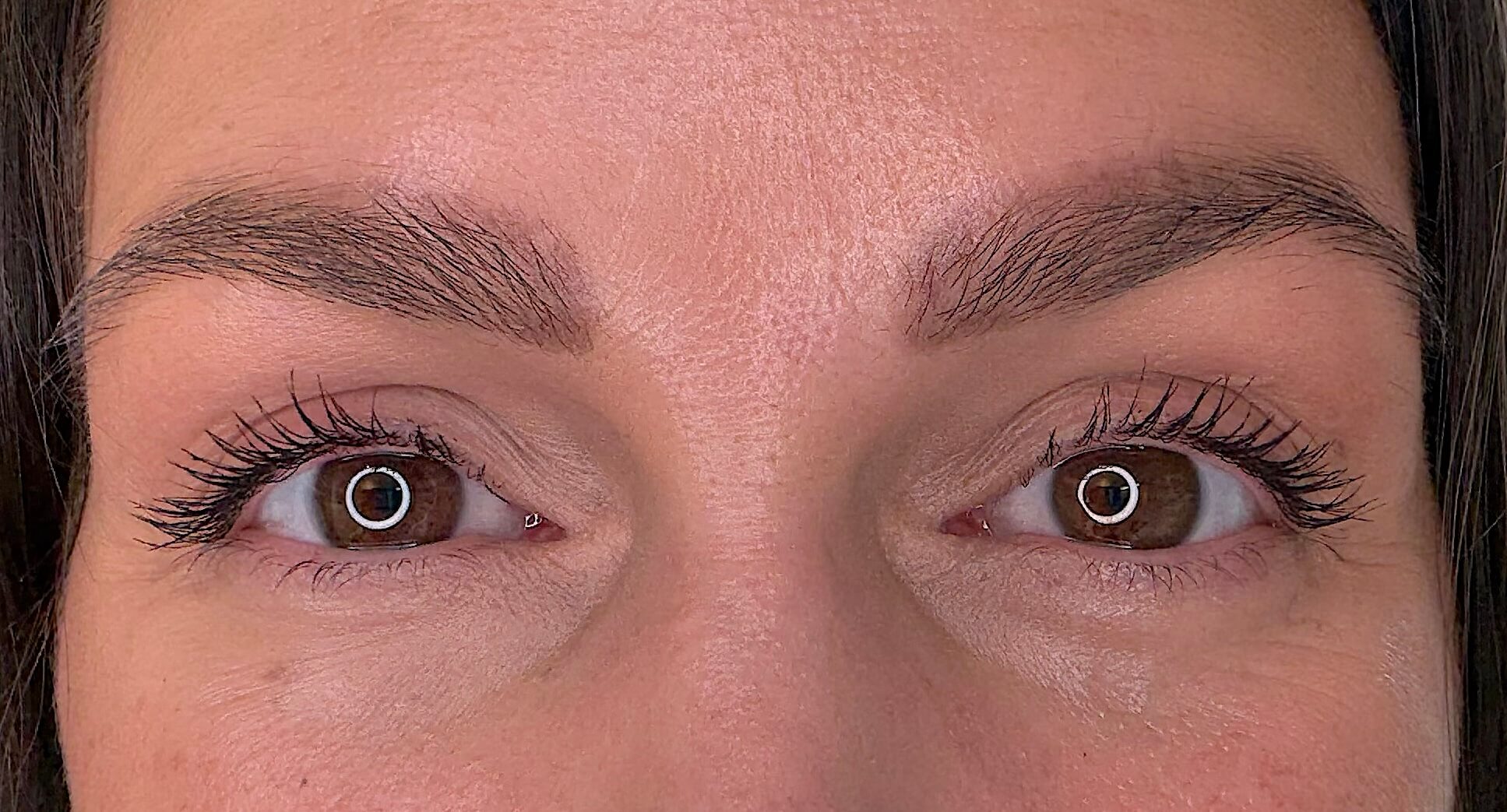 Øjenbryn med Yuaia Haircare Hair and Brow Stick