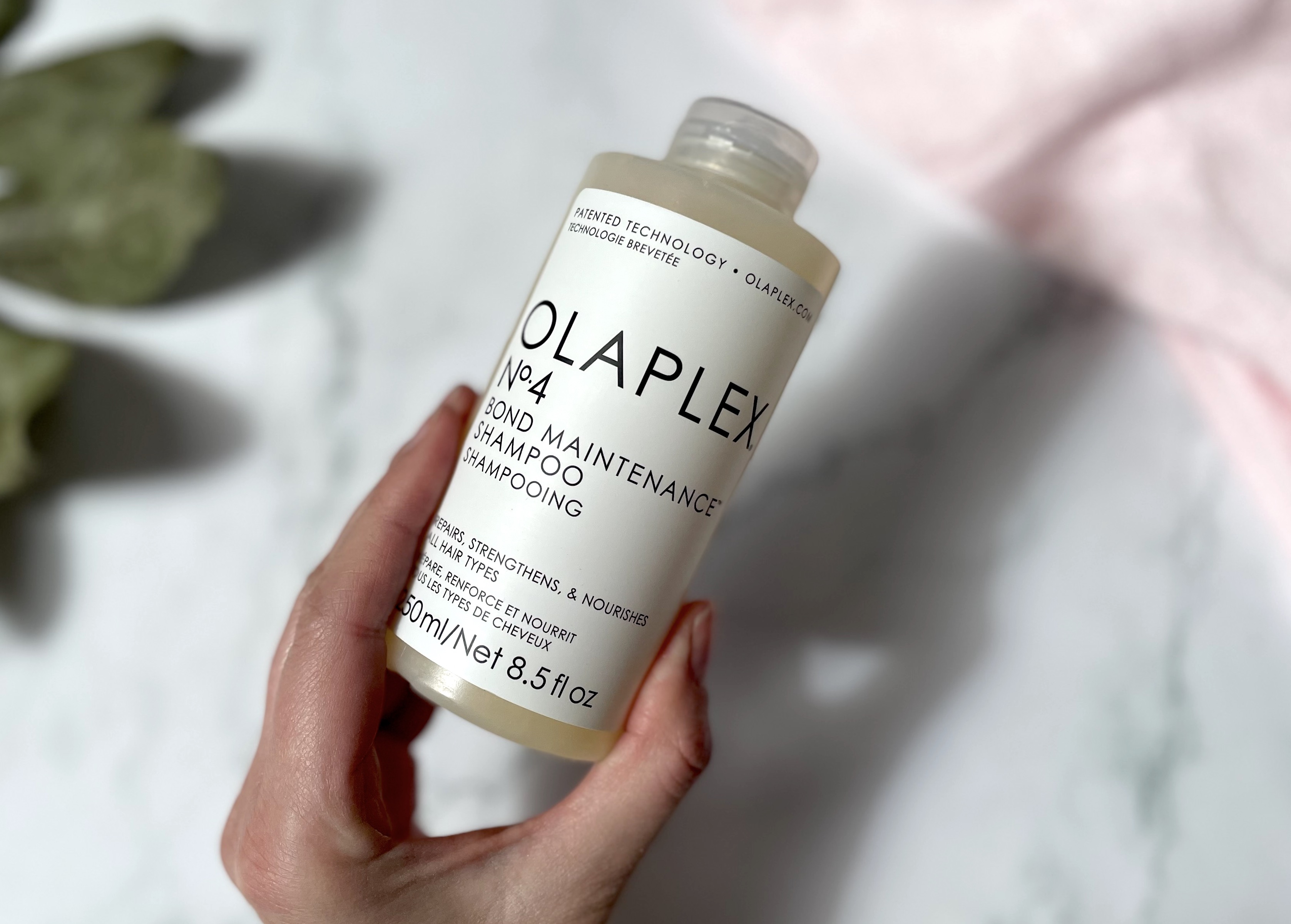 Olaplex Bond Maintenance Shampoo No. 4 i hånd