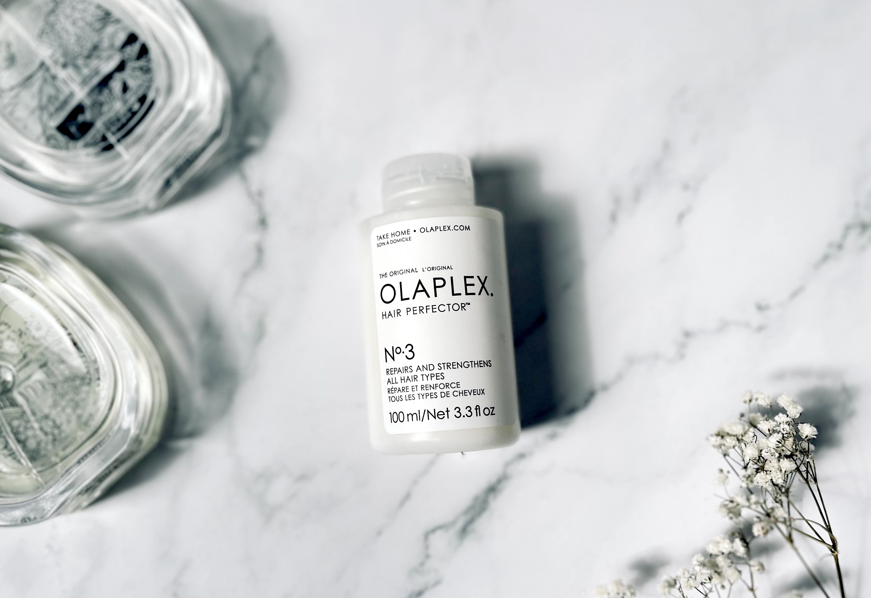 Olaplex No.3 Hair Perfector hårkur på et bord
