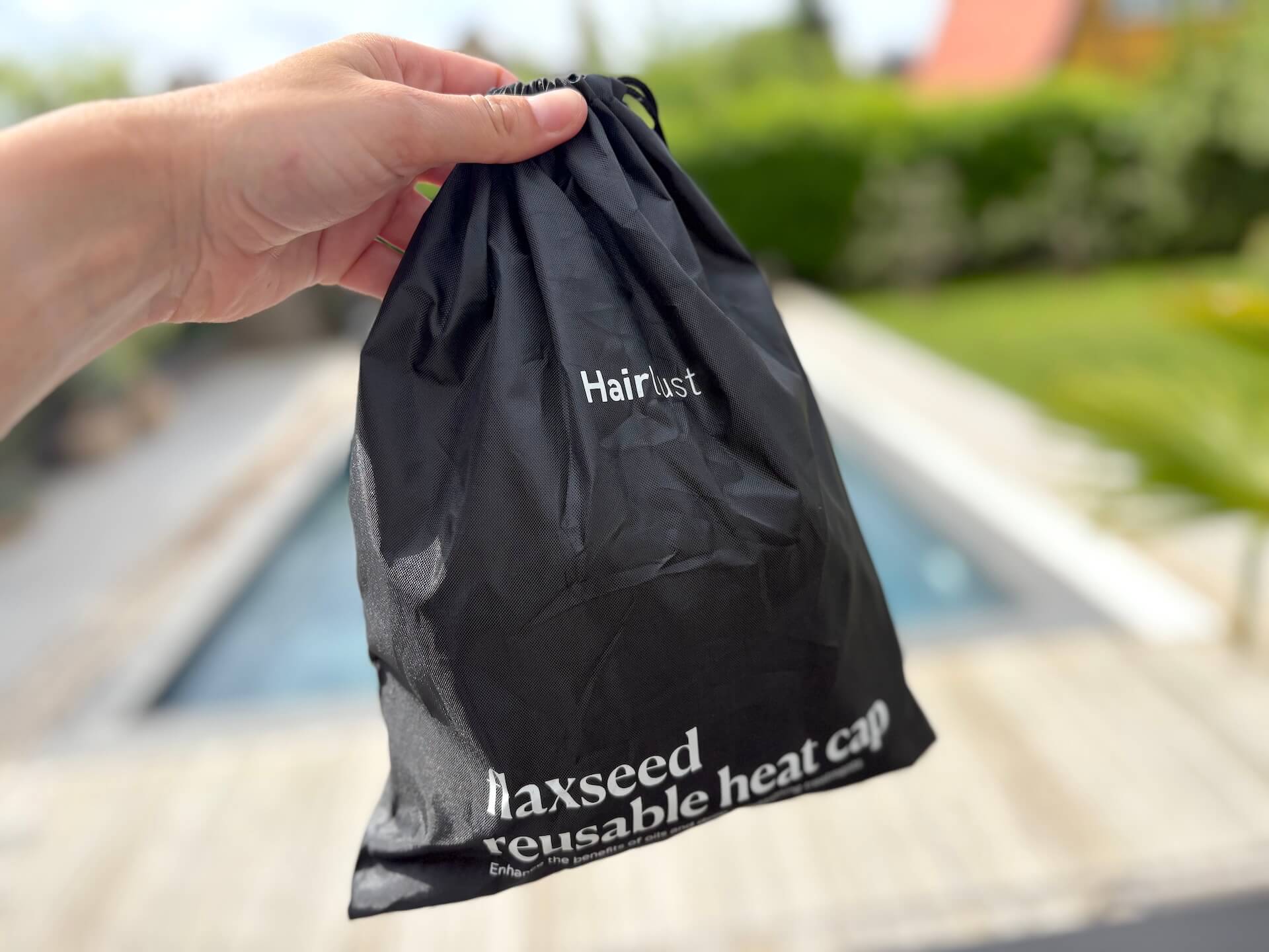 Opbevaringspose til Hairlust Flaxseed Reusable Heat Cap i hånd