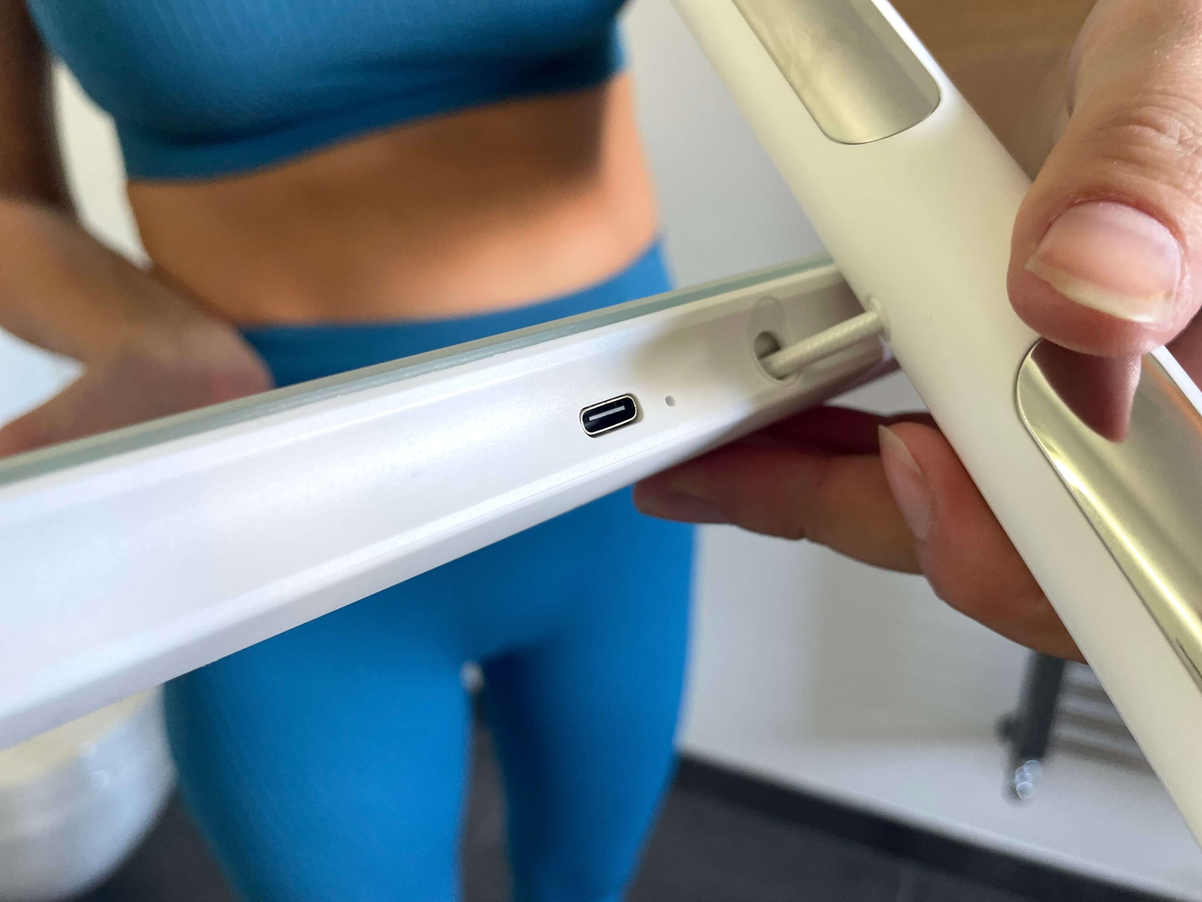 Opladerdel på Vellafit kropsscanner
