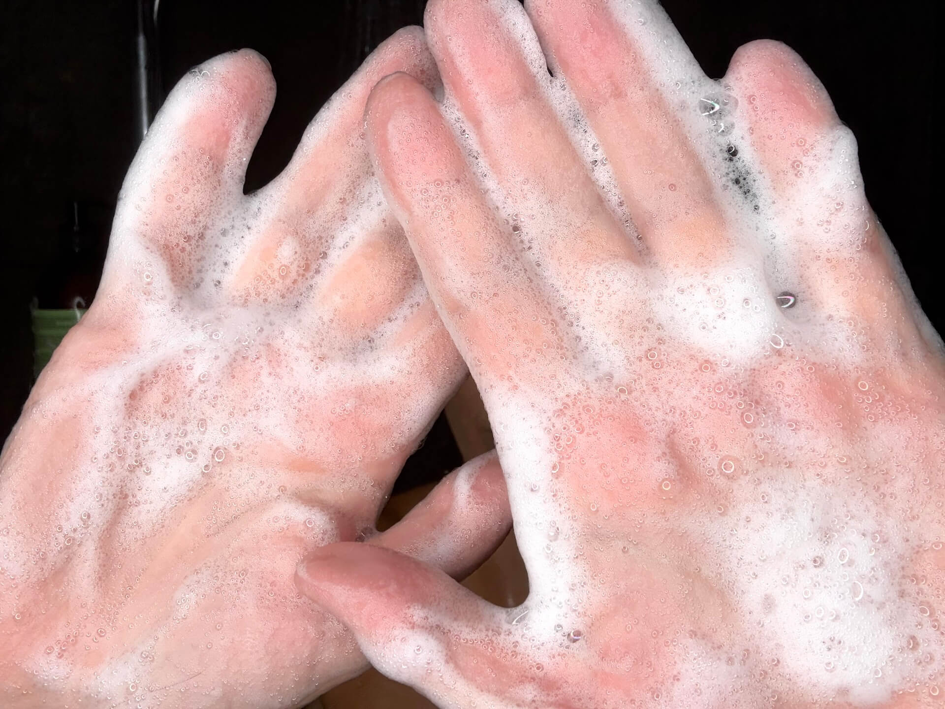 Opskummet IdHAIR Solutions No.7-1 Shampoo på hænder