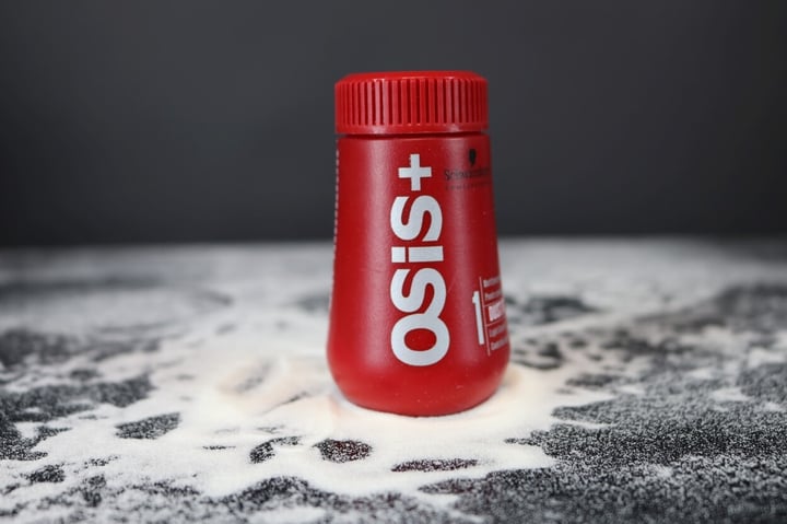 Osis Dust It hårpudder på bord