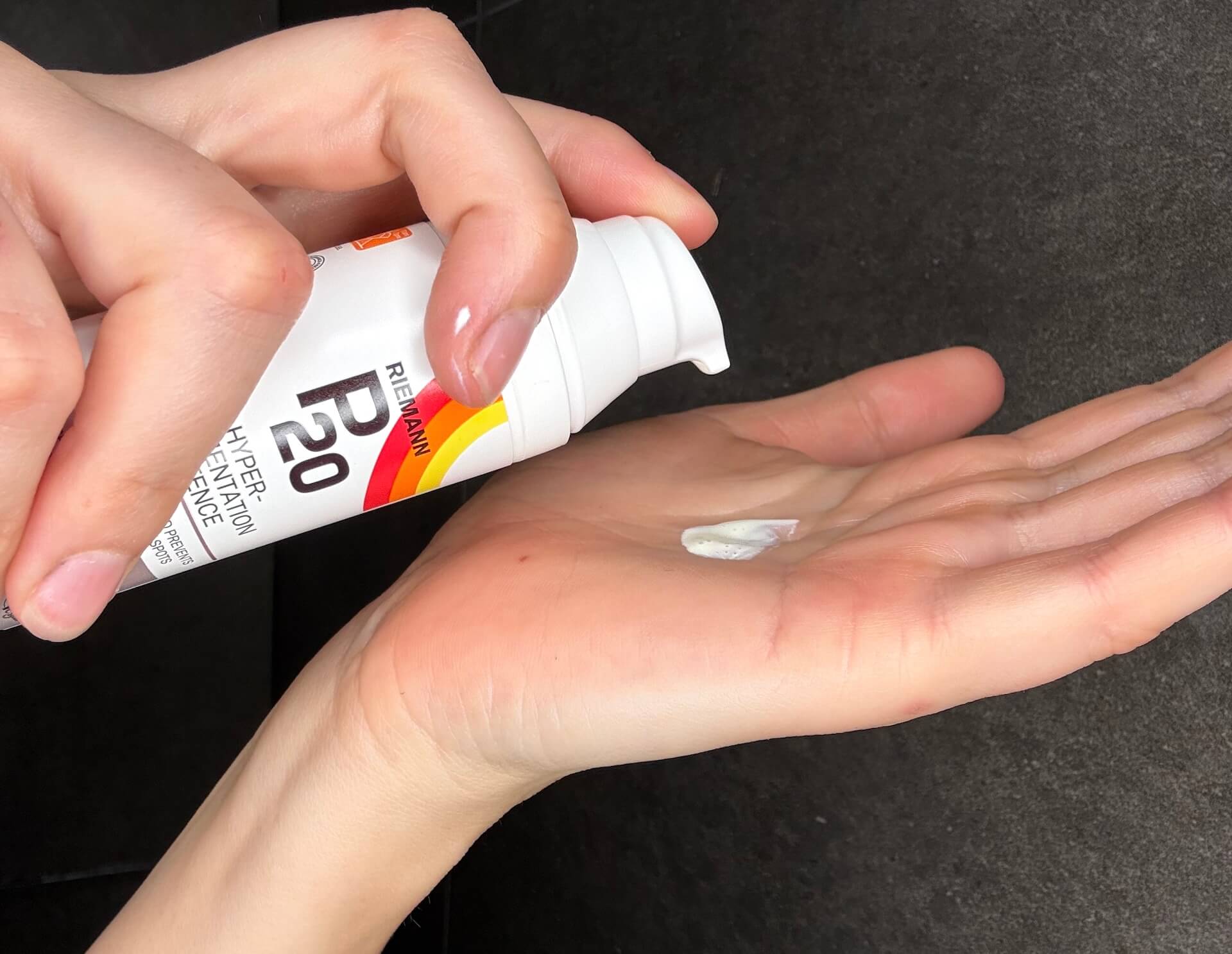 P20 Riemann Hyperpigmentation Defence SPF 50+ i håndflade