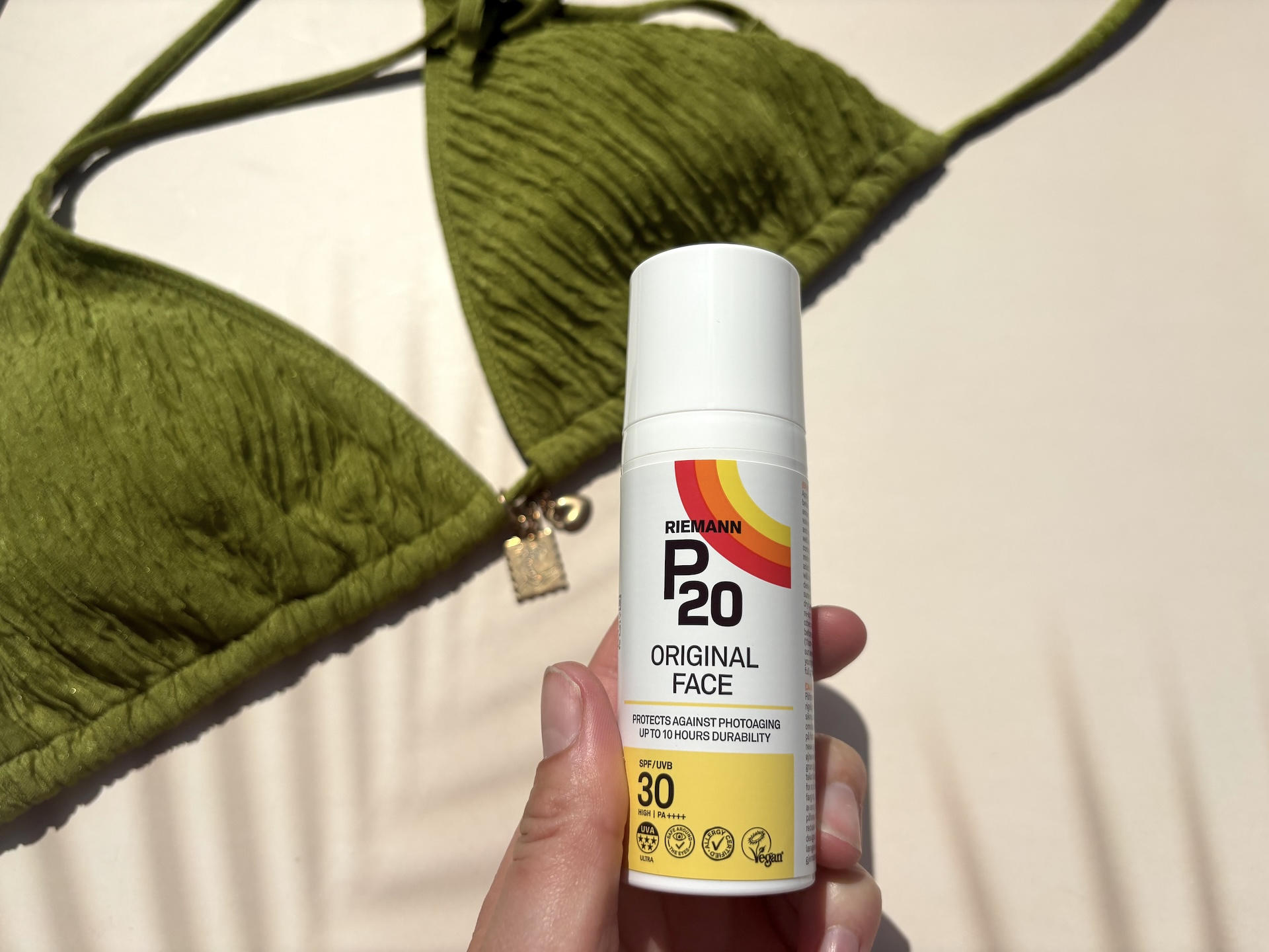 P20 Riemann Original Face SPF 30 i hånd over bikini