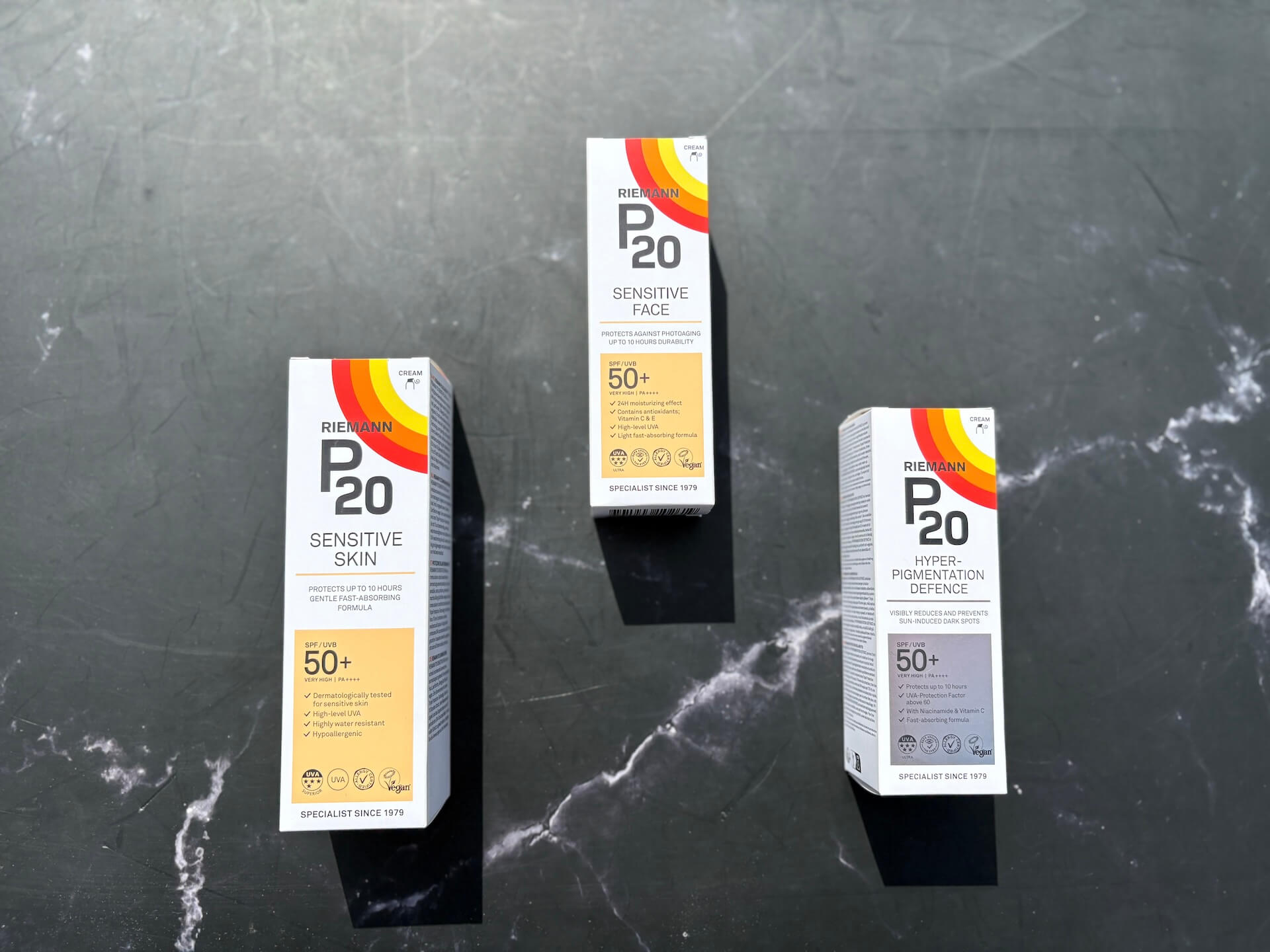 P20 Riemann Sensitive Face SPF 50+ og to andre på bord