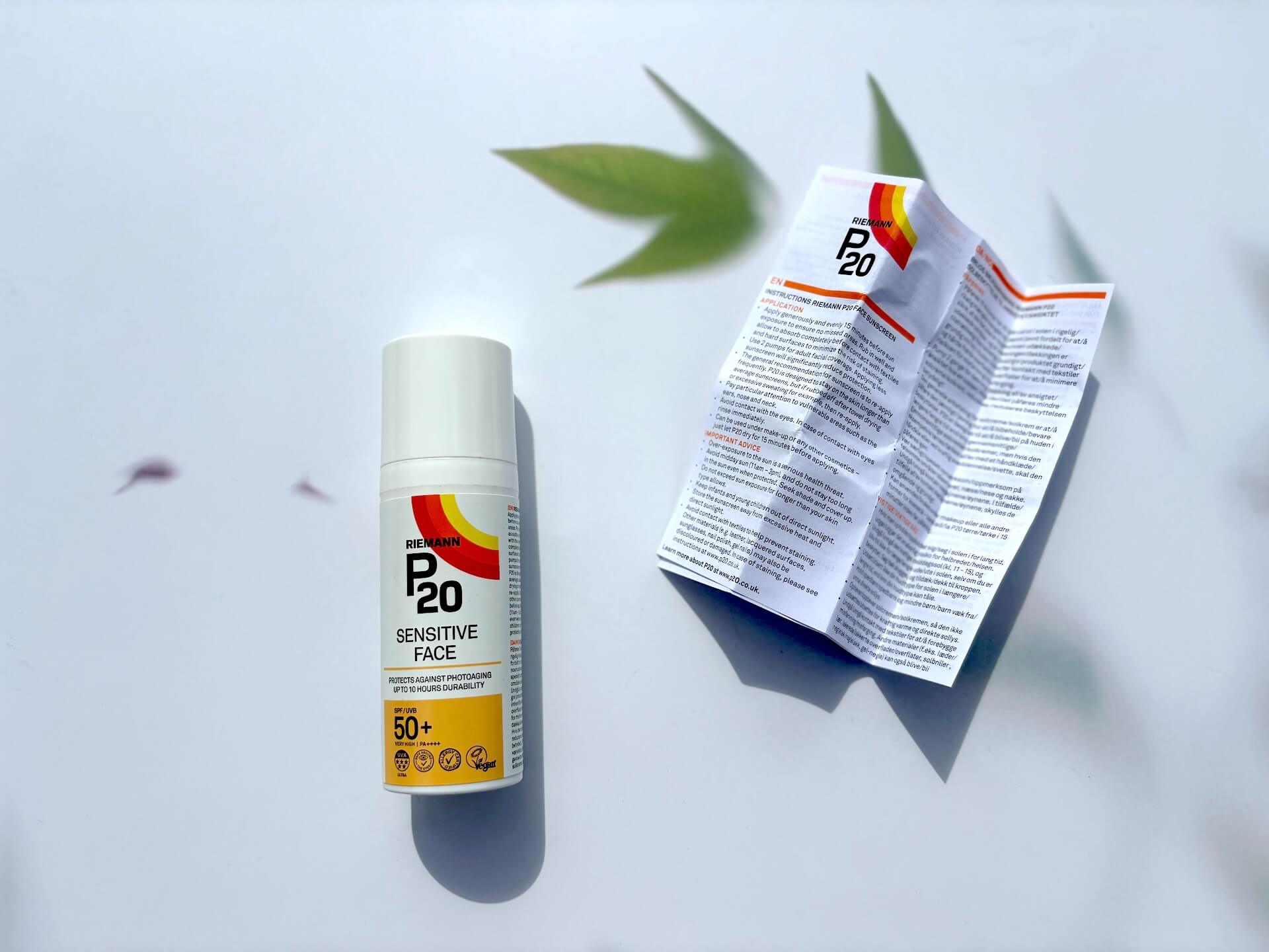 P20 Riemann Sensitive Face SPF 50+ og vejledning på bord