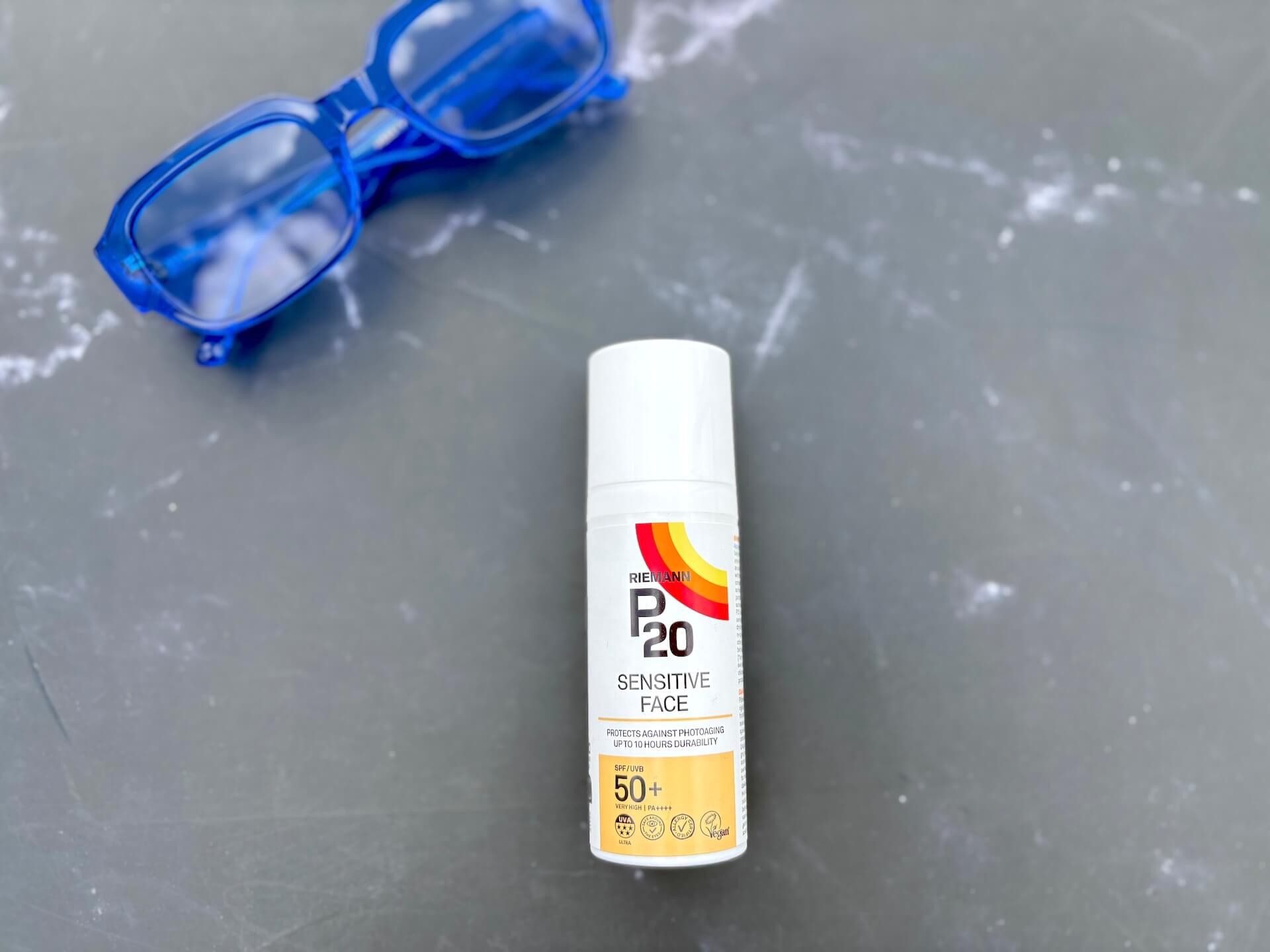 P20 Riemann Sensitive Face SPF 50+ på bord med solbriller