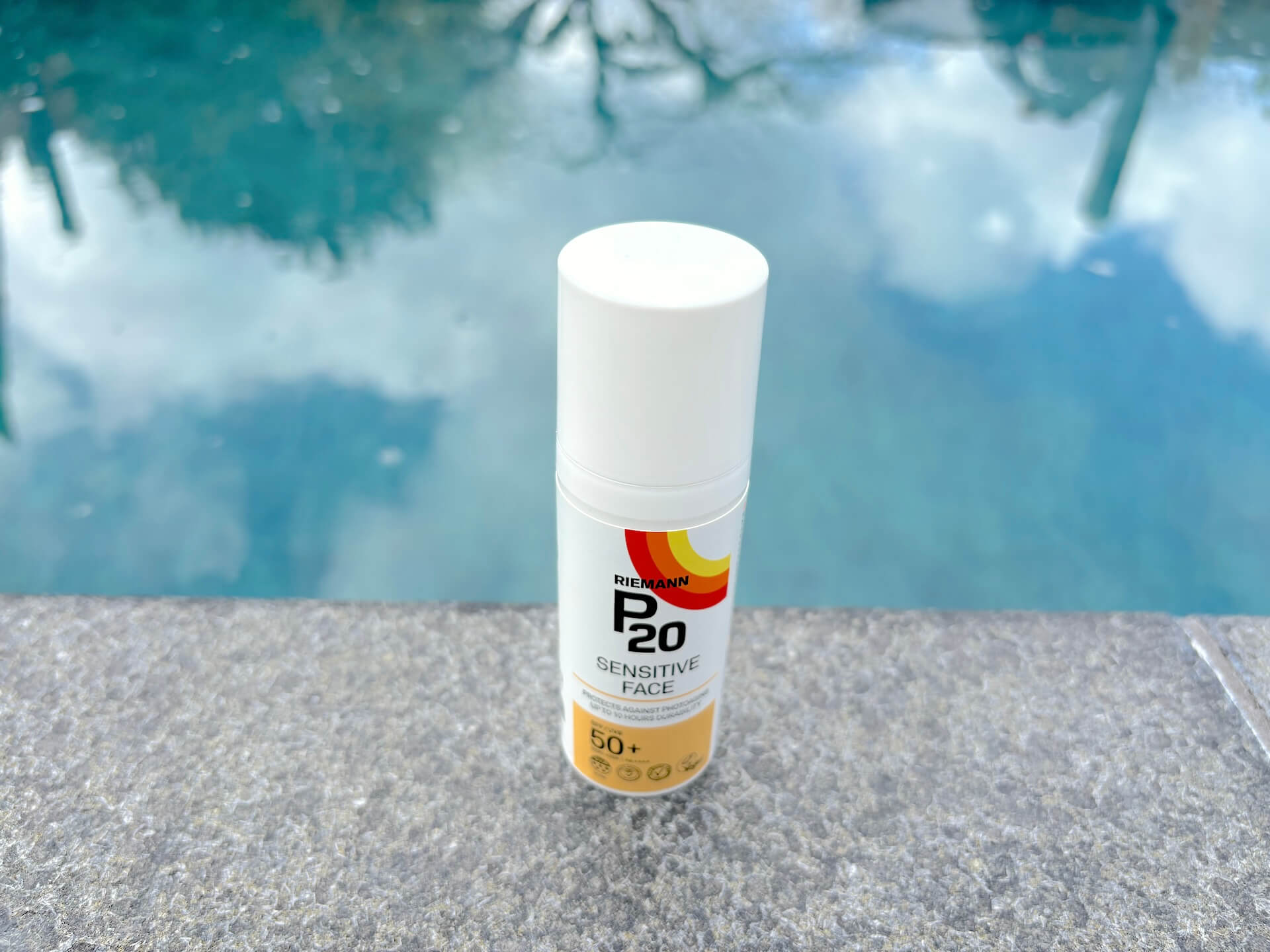 P20 Riemann Sensitive Face SPF 50+ ved pool