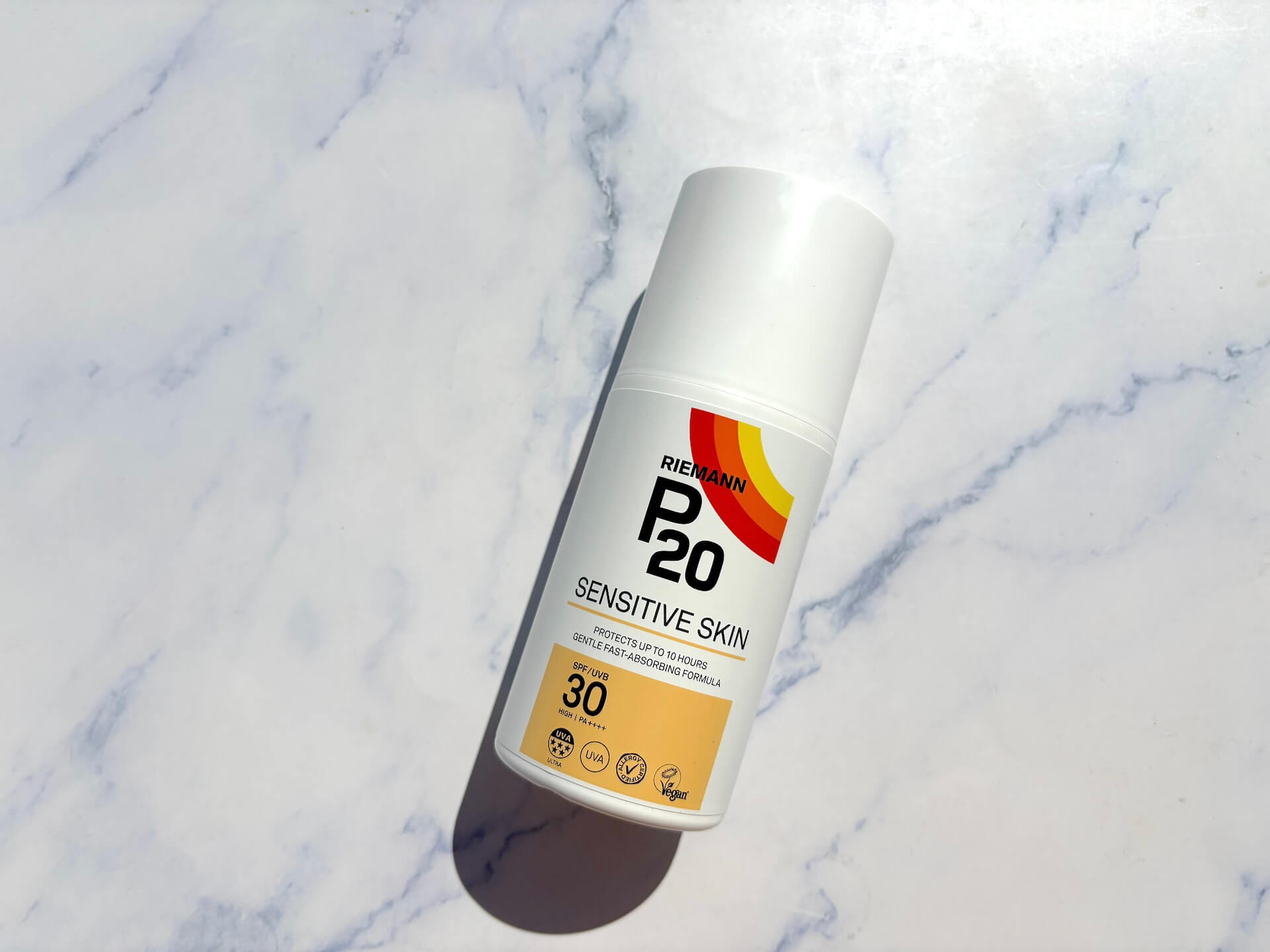 P20 Riemann Sensitive Skin SPF 30 solcreme på bord