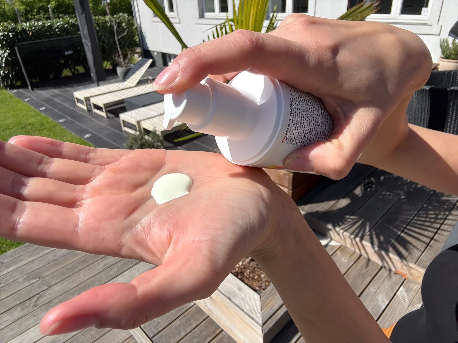 P20 Riemann Sensitive Skin SPF 30 solcreme trykket ud i hånd