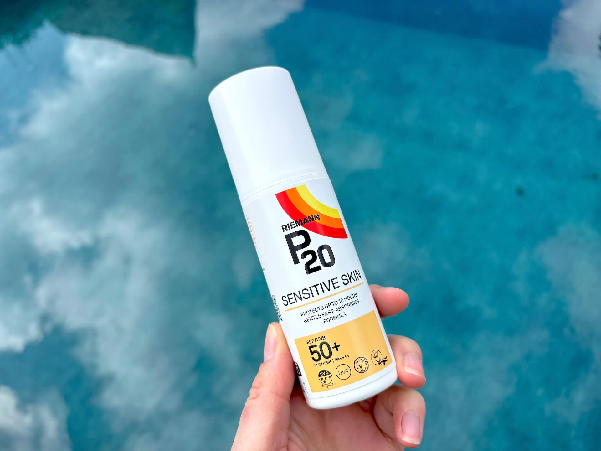P20 Riemann Sensitive Skin SPF 50+ i hånd over pool