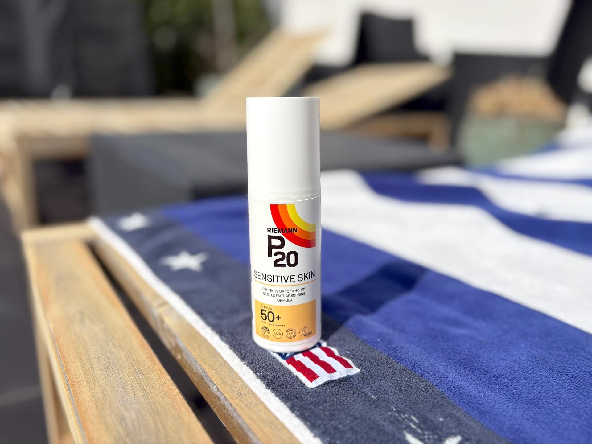P20 Riemann Sensitive Skin SPF 50+ på badehåndklæde