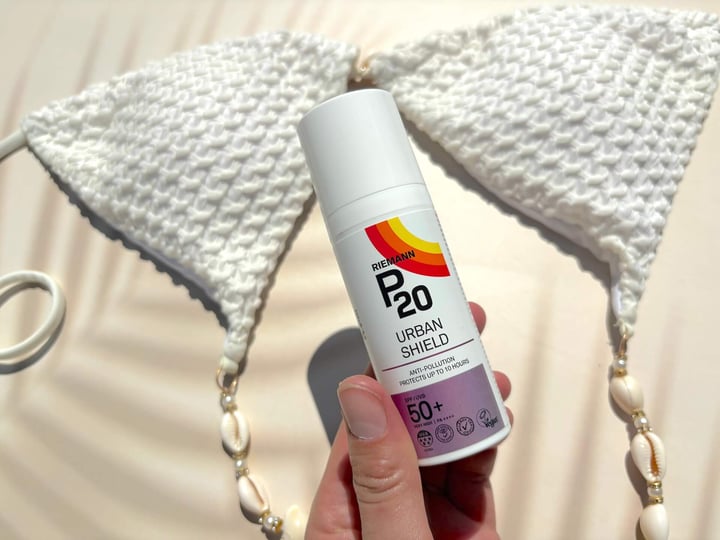 P20 Riemann Urban Shield SPF 50+ i hånd over bikini
