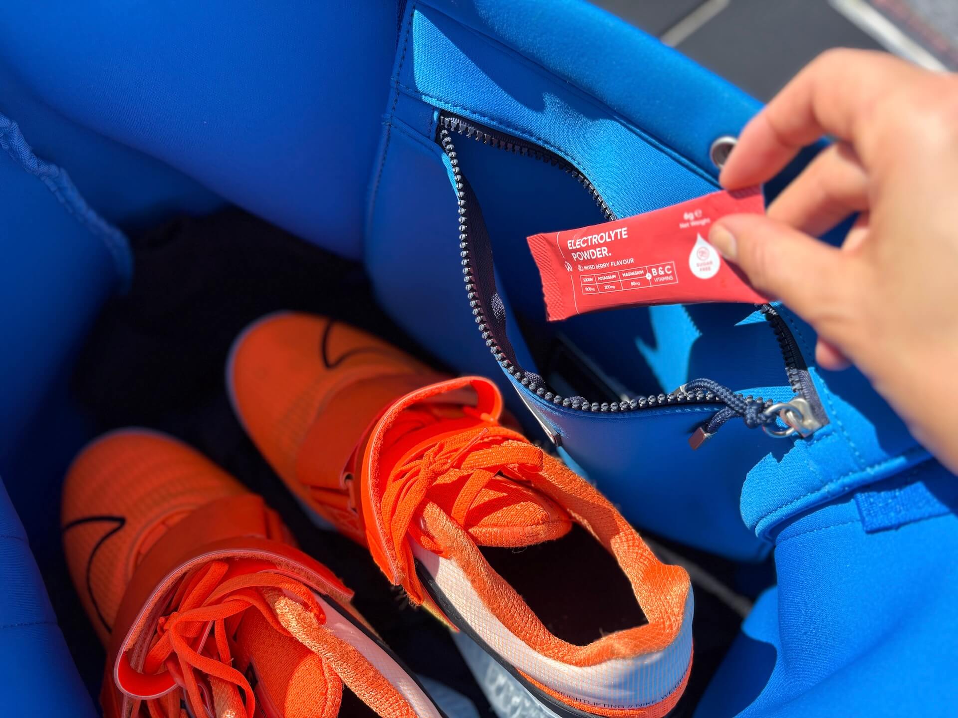 Pakke med Weightworld Electrolyte Powder lægges i sportstaske