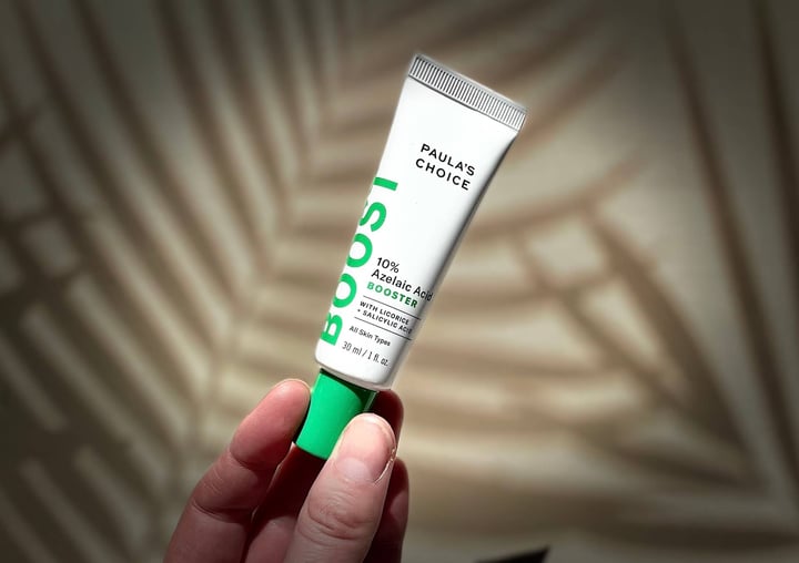 Paula's Choice 10% Azelaic Acid Booster i hånd