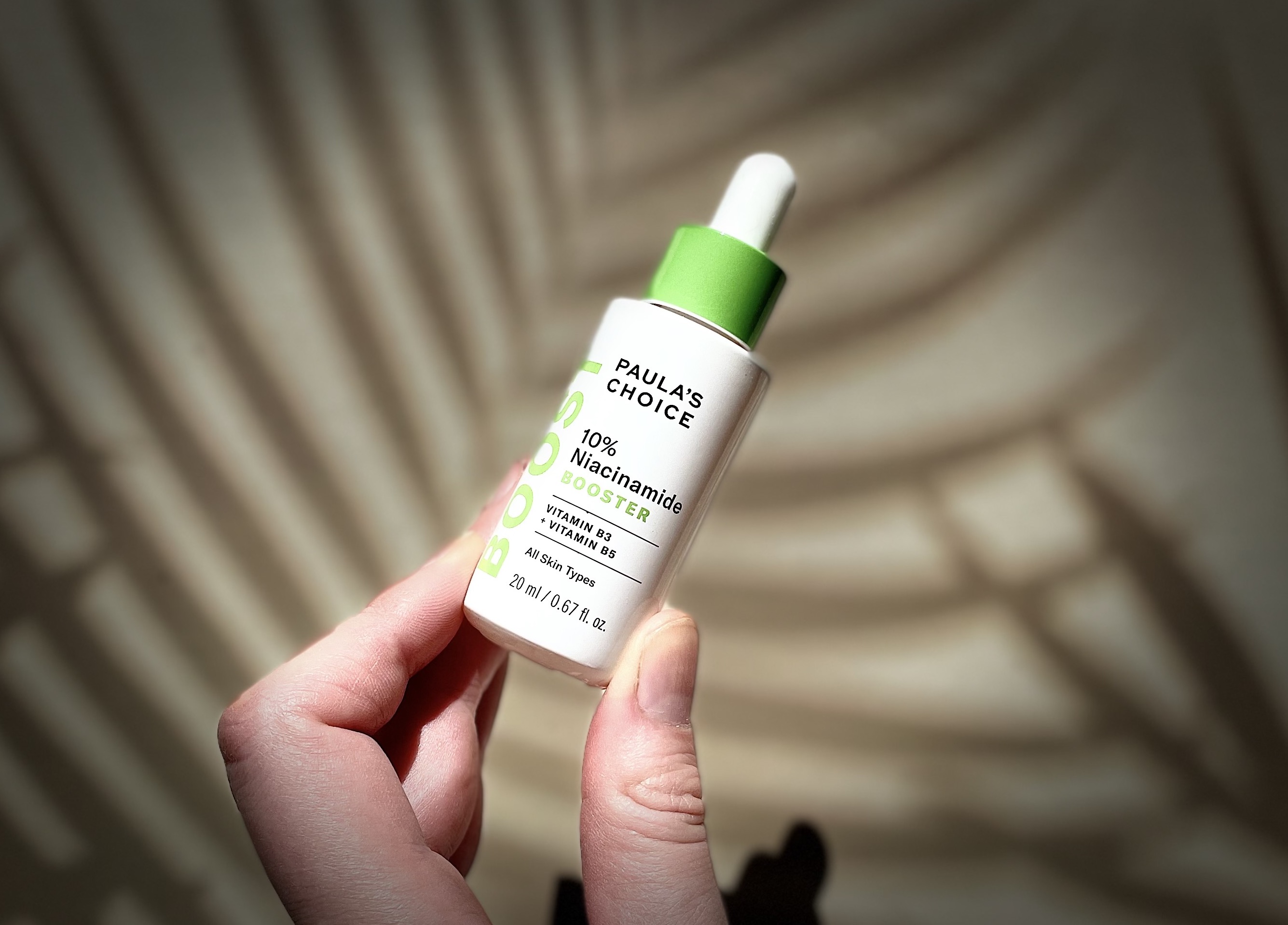 Paula's Choice 10% Niacinamide Booster i hånd