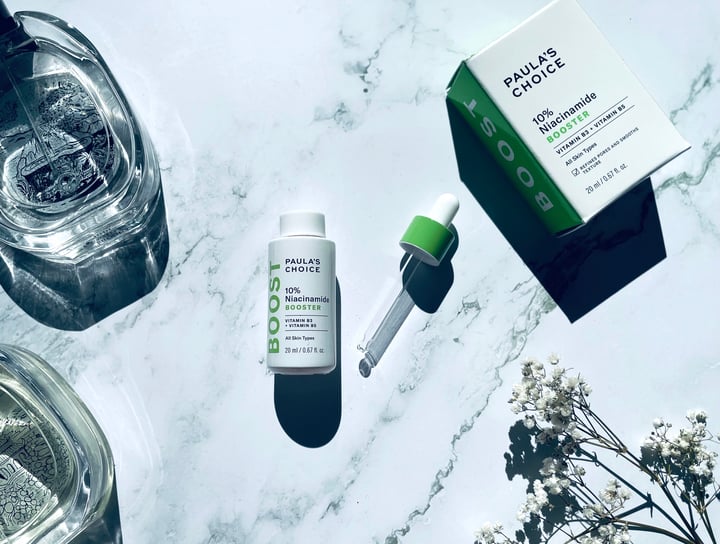Paula's Choice 10% Niacinamide Booster på et bord