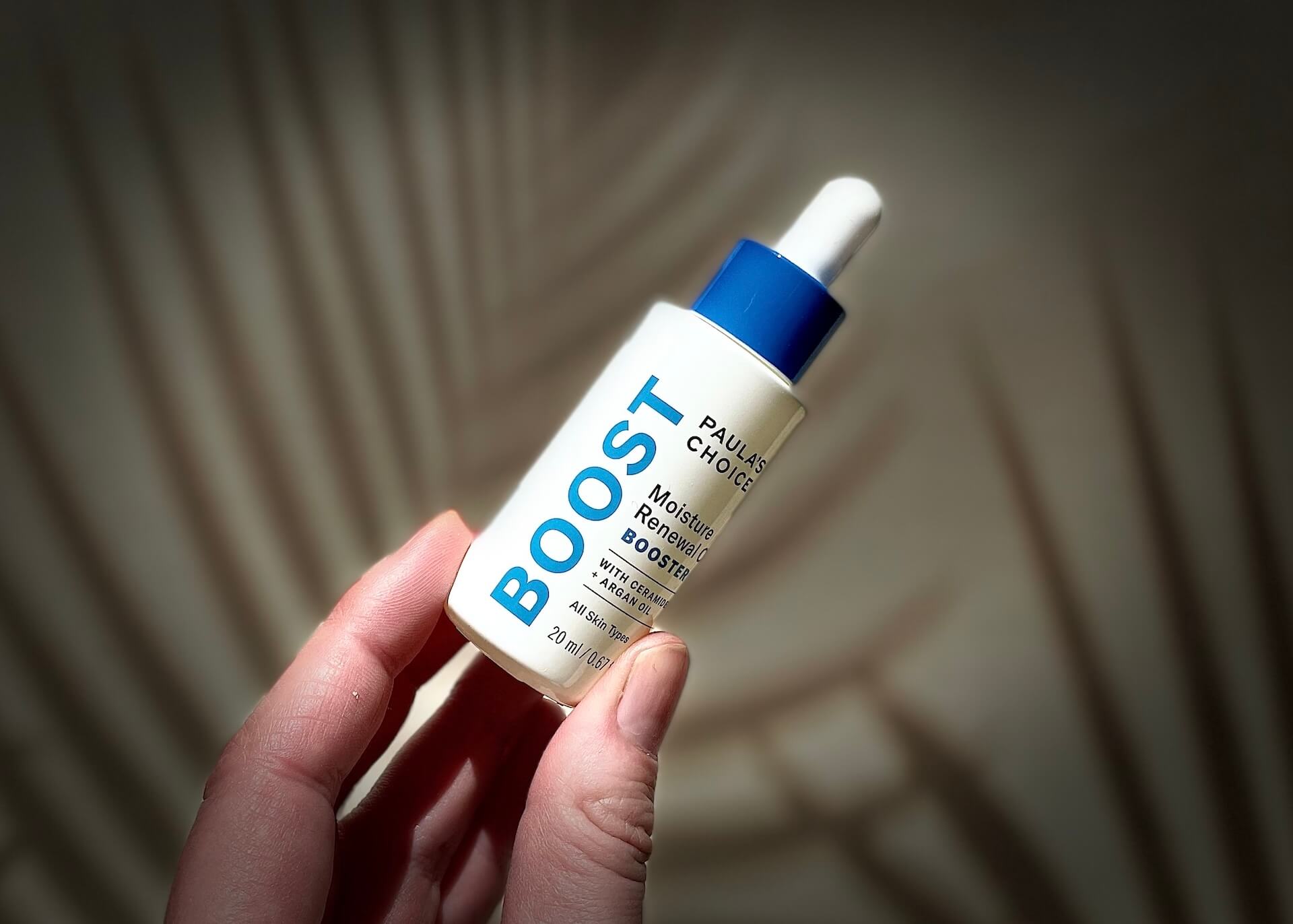 Paula's Choice Boost Moisture Renewal Oil Booster i hånd