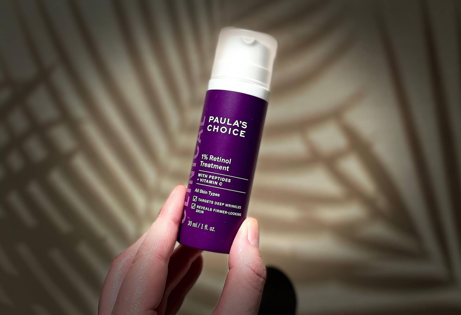 Paula's Choice Clinical 1% Retinol Treatment i hånd