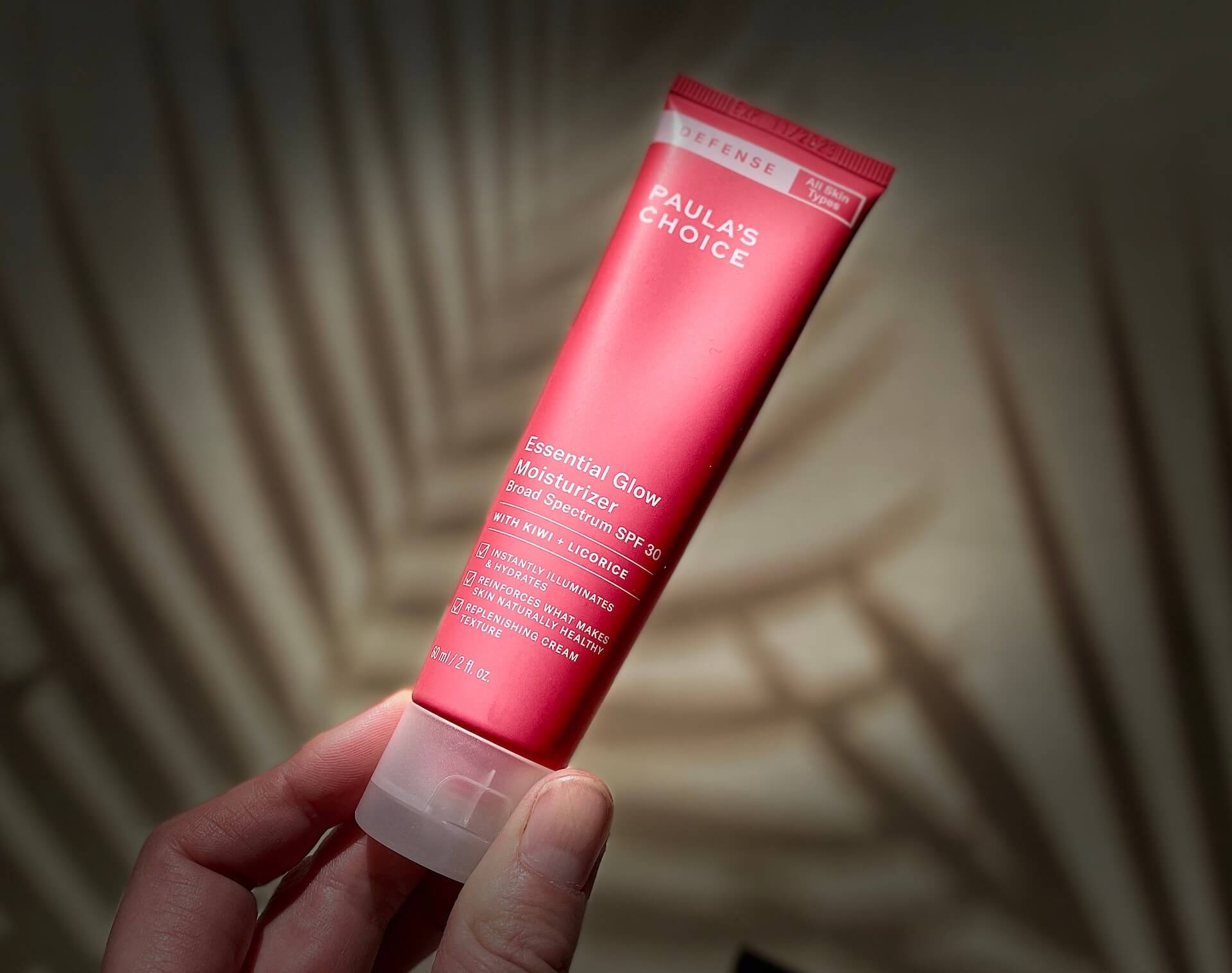 Paula's Choice Defense Essential Glow Moisturiser SPF 30 i hånd