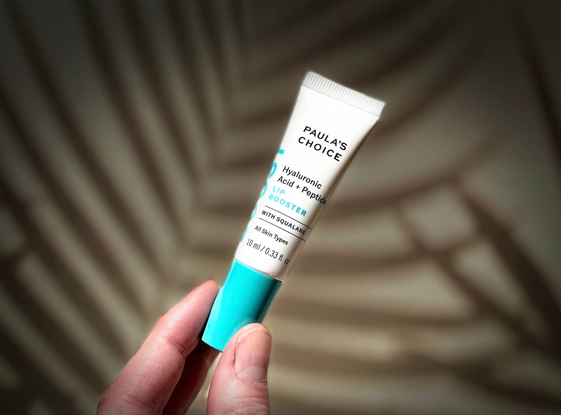 Paula's Choice Hyaluronic Acid + Peptide Lip Booster i hånd