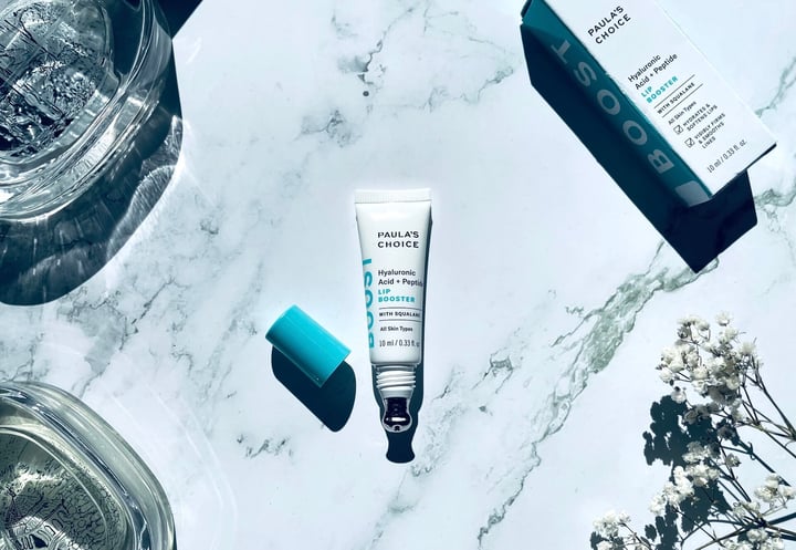 Paula's Choice Hyaluronic Acid + Peptide Lip Booster på bord