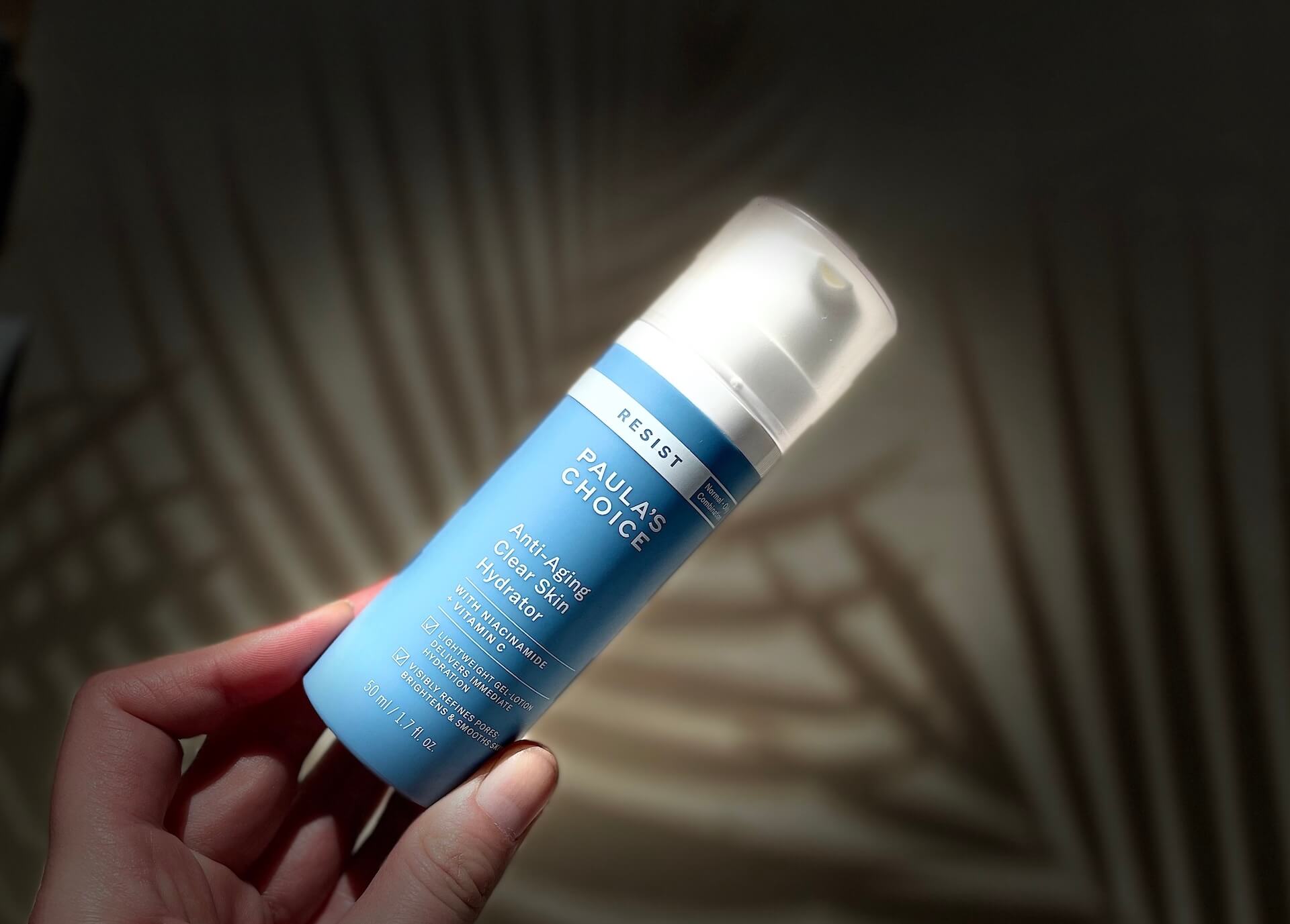 Paula's Choice Resist Anti-Aging Clear Skin hydrator i hånd