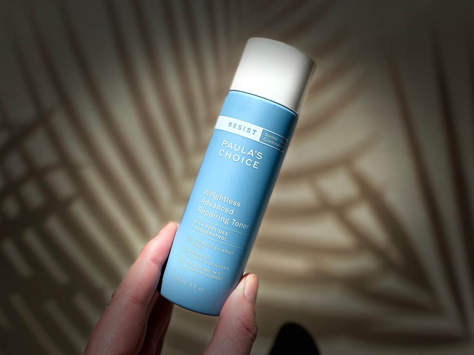 Paula's Choice Resist Weightless Advanced Repairing Toner i hånd