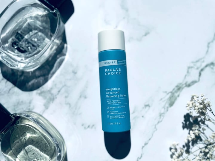 Paula's Choice Resist Weightless Advanced Repairing Toner på bord