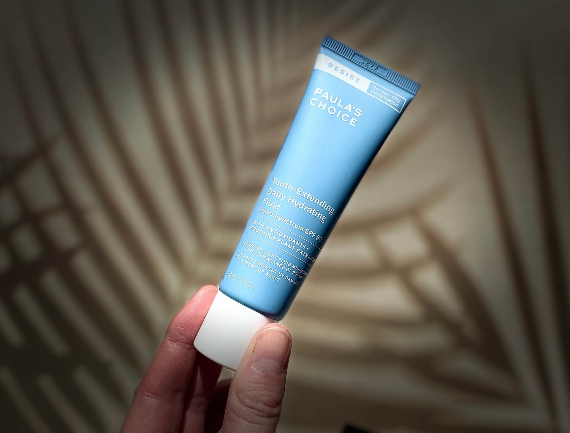 Paula's Choice RESIST Youth-Extending Daily Hydrating Fluid spf 50 i hånd