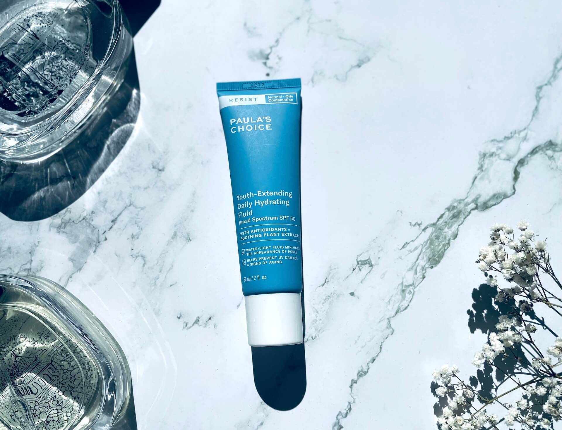 Paula's Choice RESIST Youth-Extending Daily Hydrating Fluid spf 50 på bord