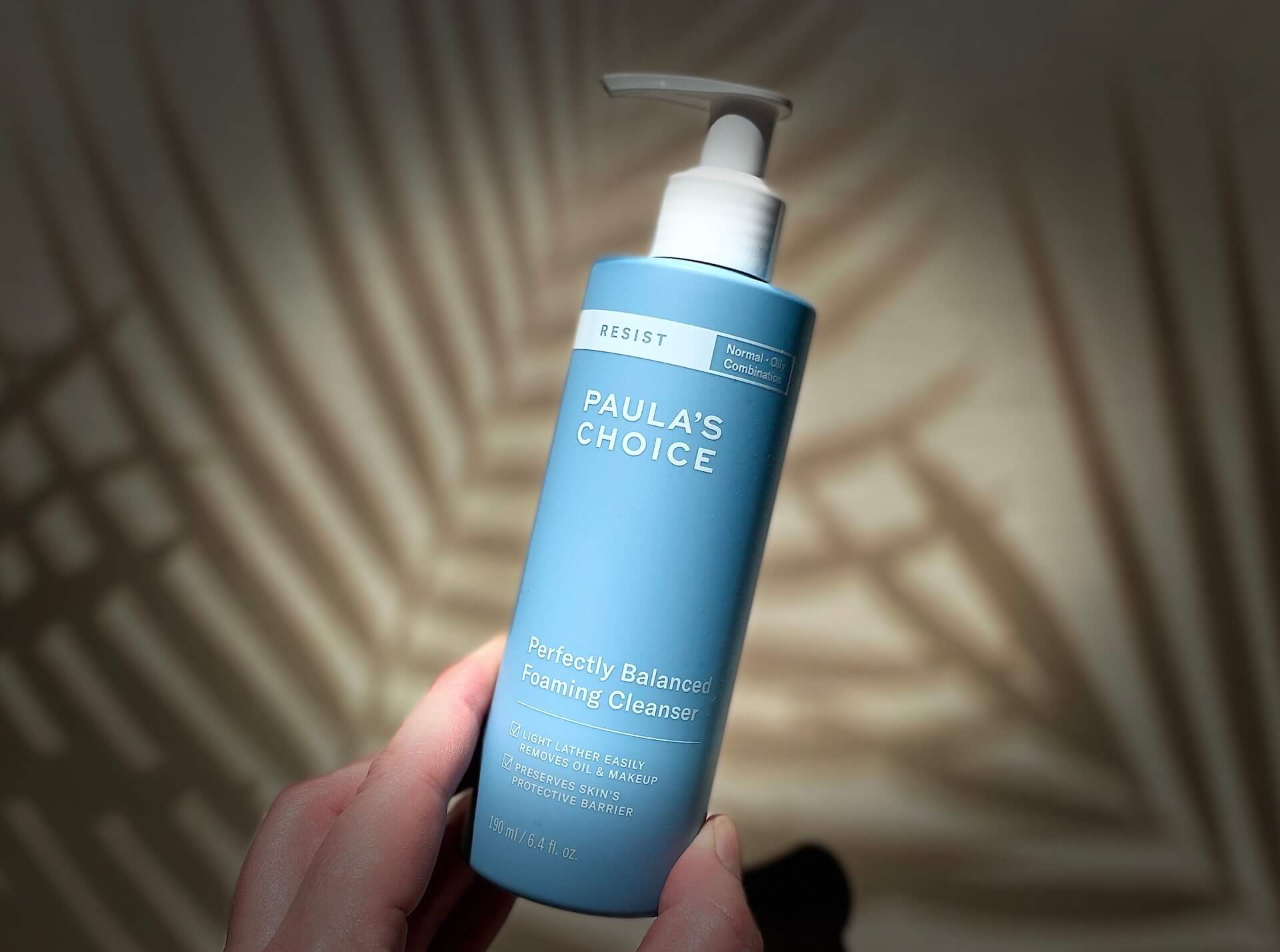 Paula's Choice Resists Perfectly Balanced Foaming Cleanser i hånd