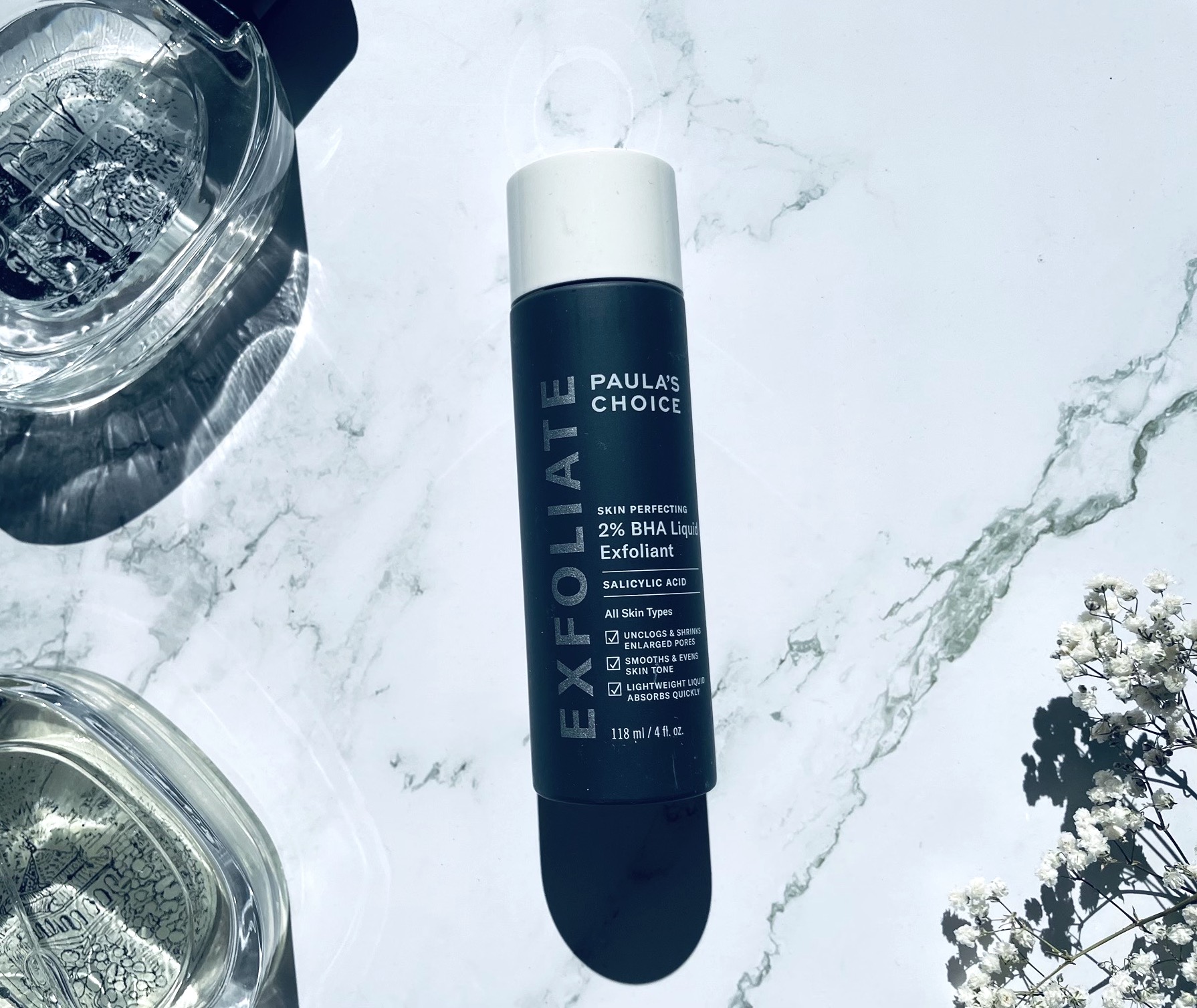 Paula's Choice Skin Perfecting 2% BHA Liquid Exfoliant på bord