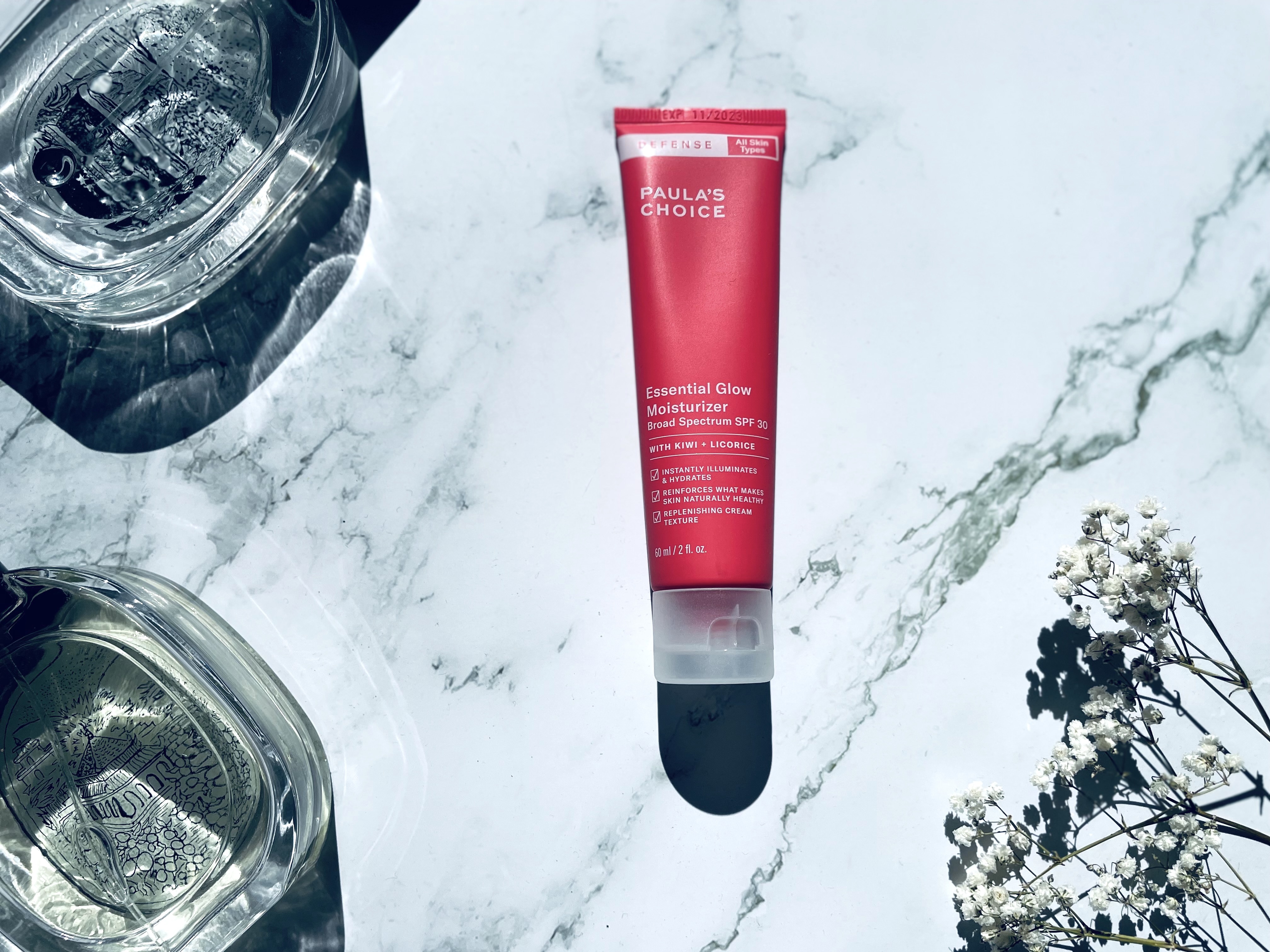 Paulas Choice Defense Dagcreme med solfaktor 30 på bord