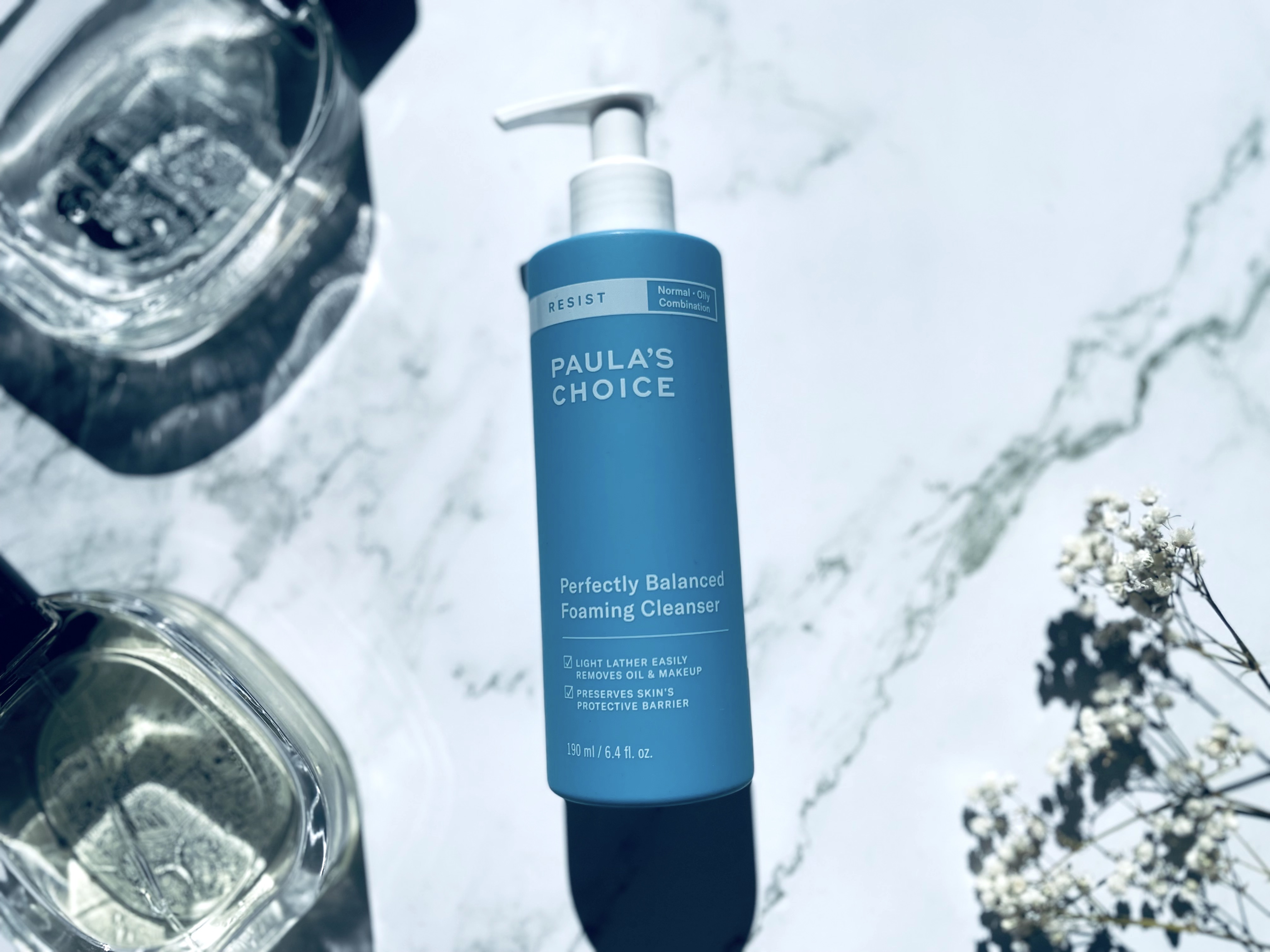 Paulas Choice Resist Anti-Aging ansigtsrens på bord