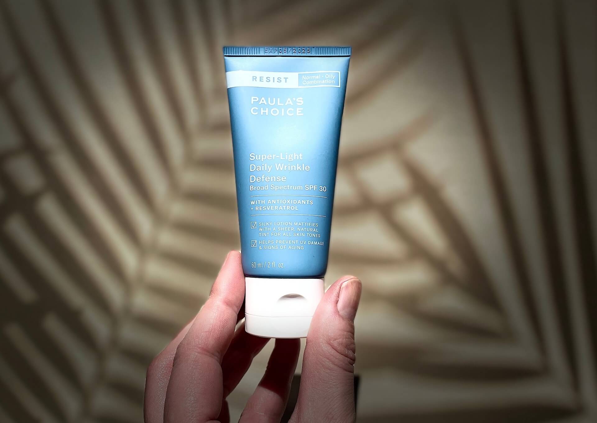 Paulas Choice Resist Anti-aging Moisturiser SPF 30 i hånd
