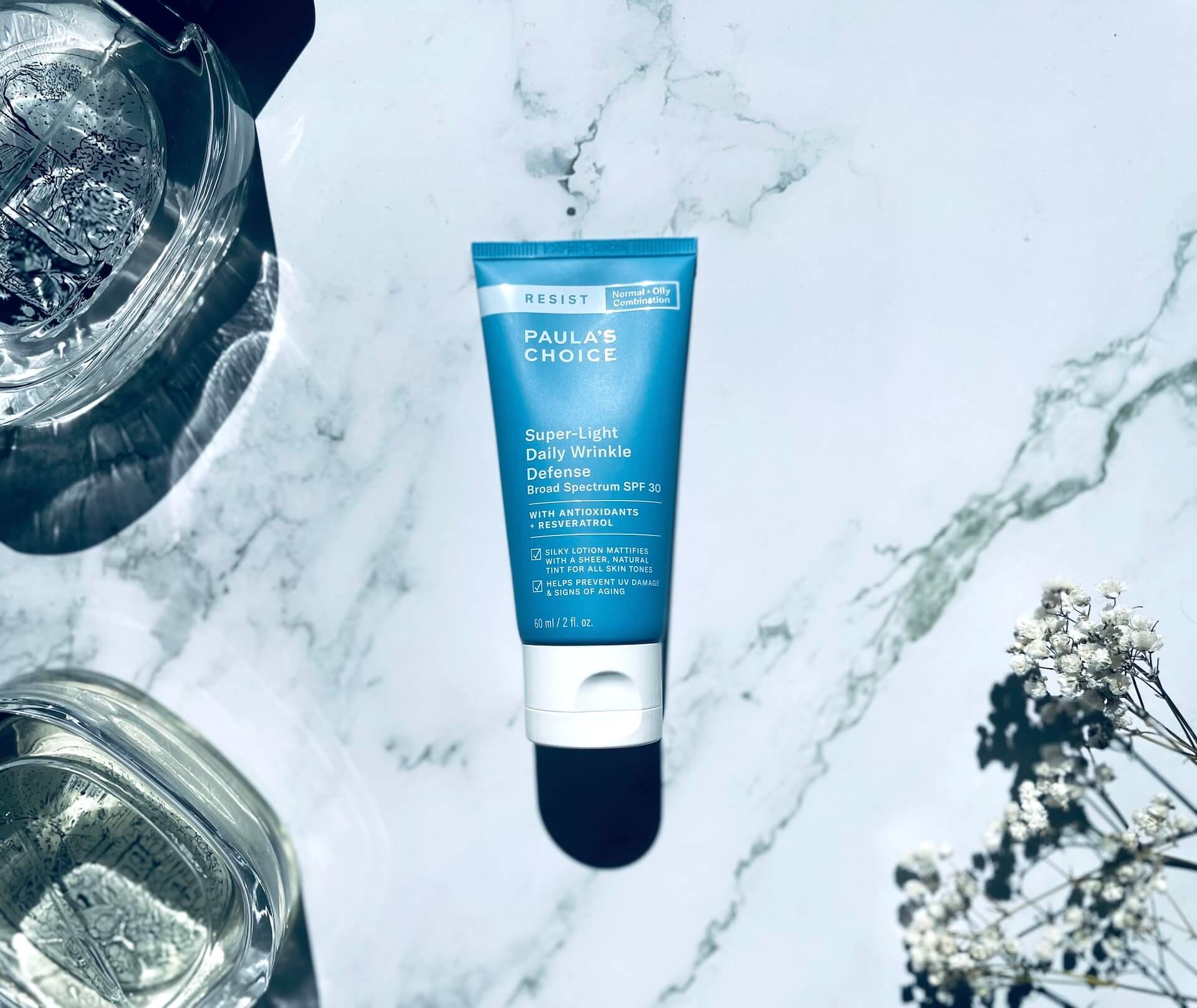 Paulas Choice Resist Anti-aging Moisturiser SPF 30 på bord