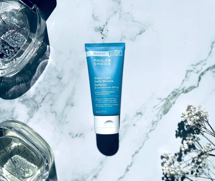 Paulas Choice Resist Anti-aging Moisturiser SPF 30 på bord