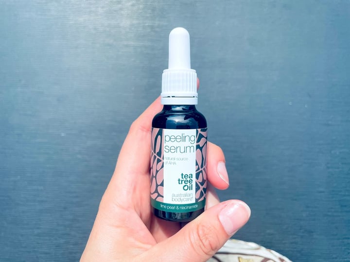 Peeling Serum fra Australian Bodycare i hånd