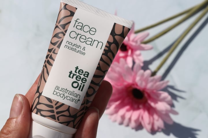 Person holder Australian Bodycare Face Cream i hånden