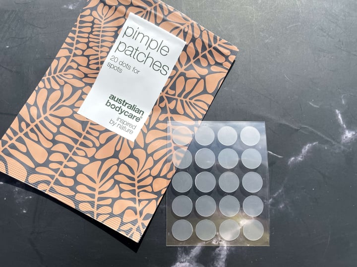 Pimple Patches bumseplastre pakket ud og lægger på bord
