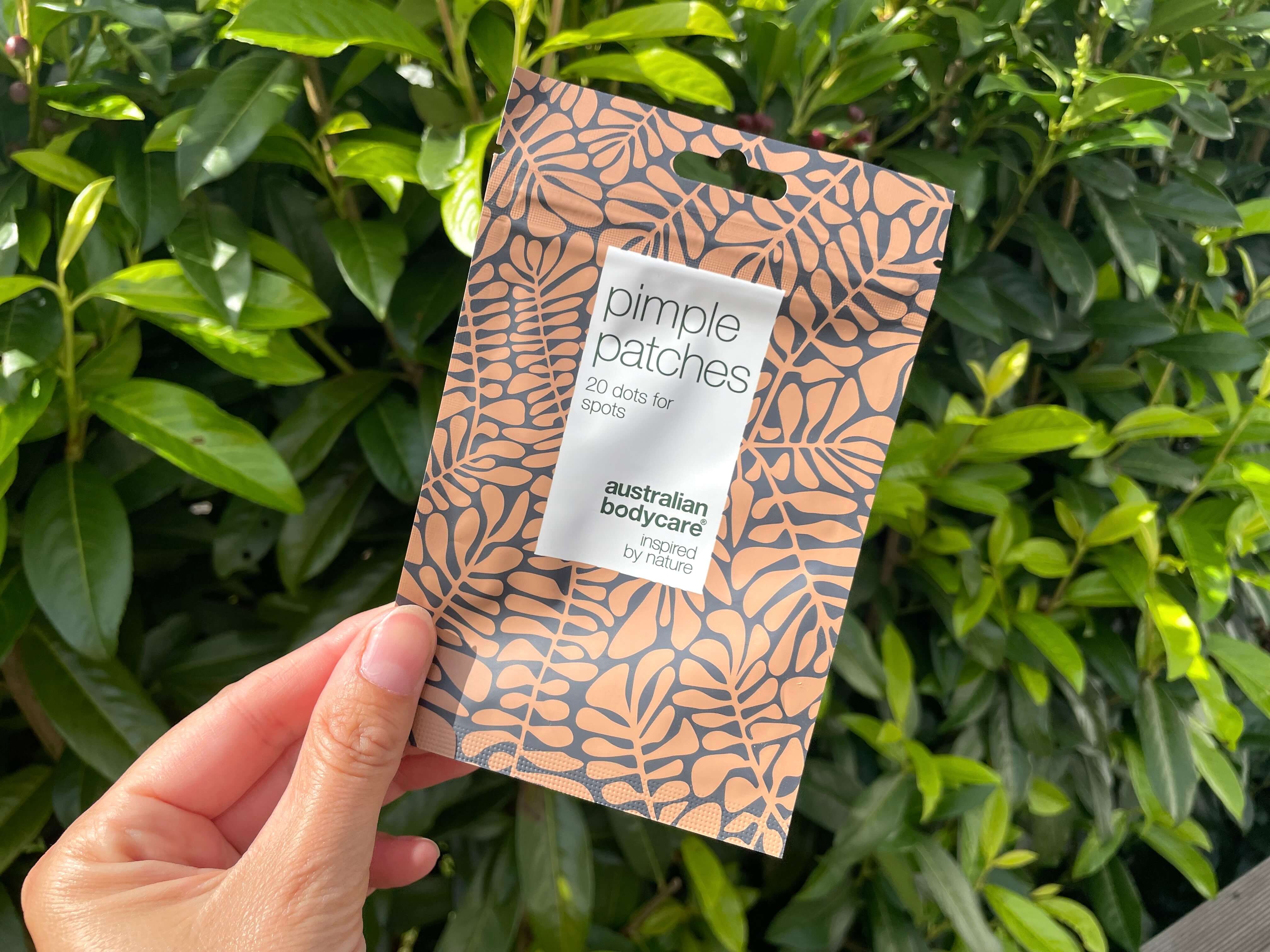 Pimple Patches fra Australian Bodycare foran hæk